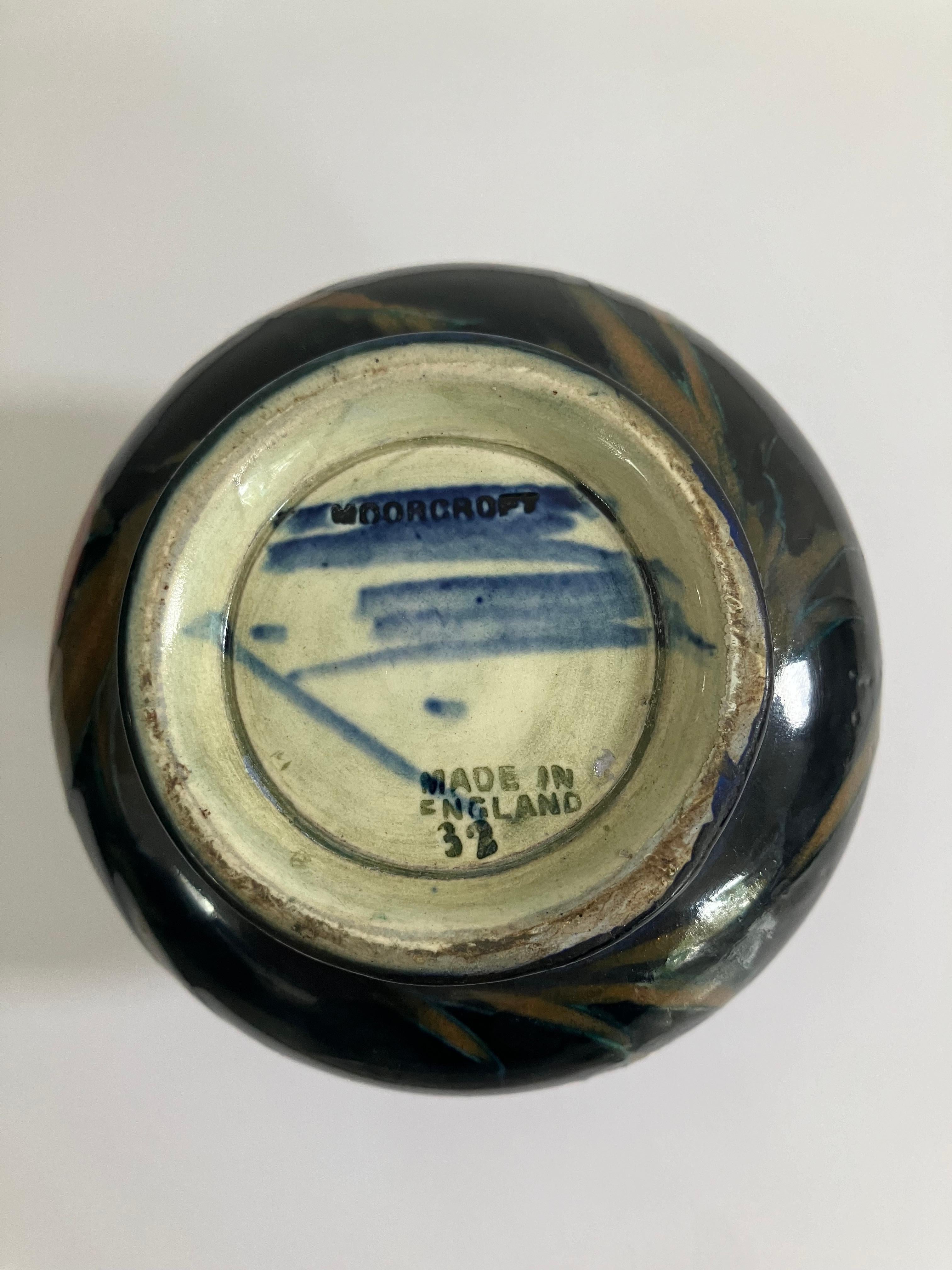 Metà XX secolo Vaso d'epoca Moorcroft timbrato e firmato, decorato con il motivo del papavero, anni '40 circa in vendita