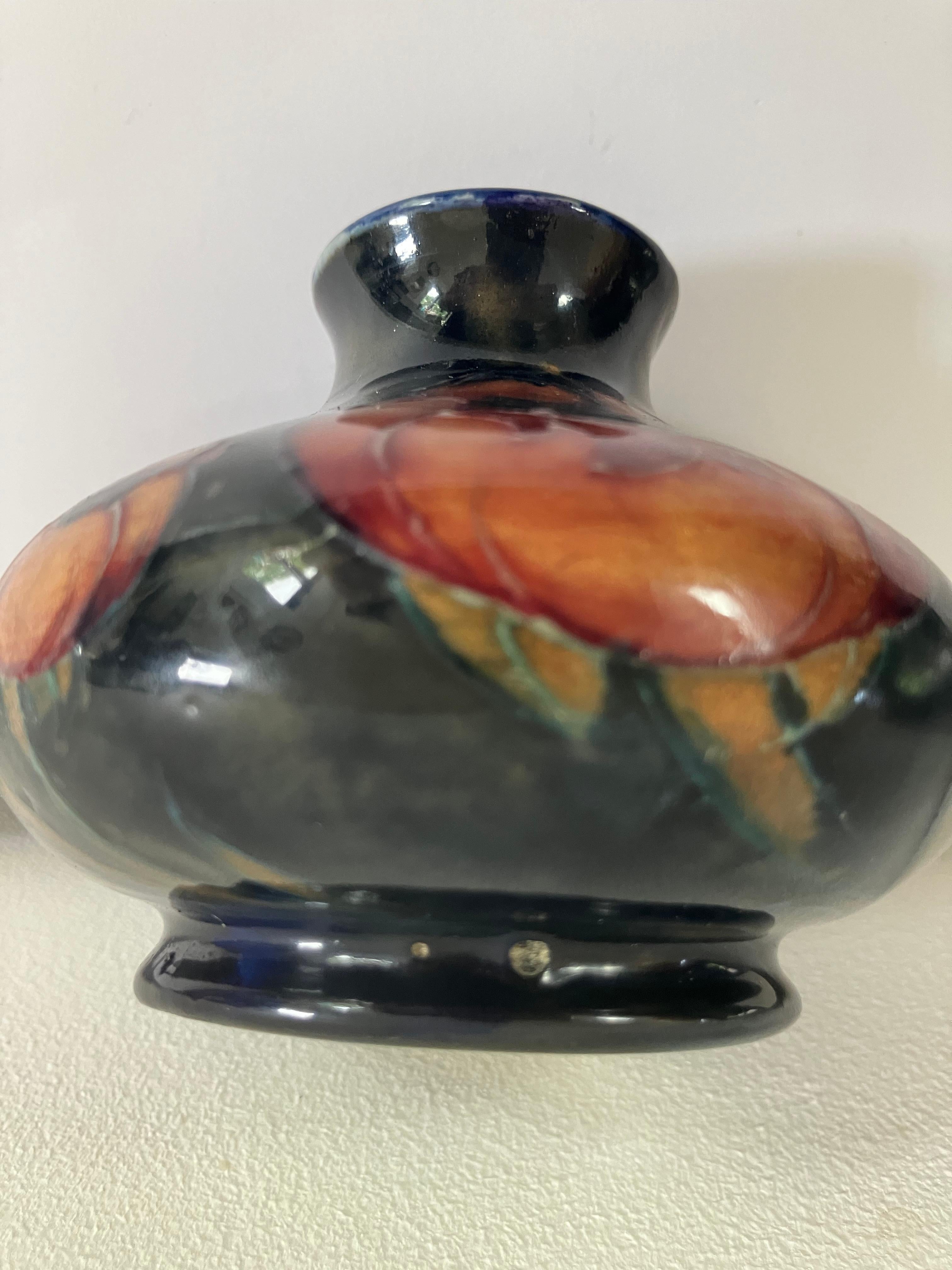 Terracotta Vaso d'epoca Moorcroft timbrato e firmato, decorato con il motivo del papavero, anni '40 circa in vendita