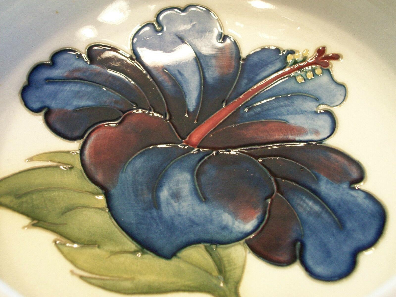 Moorcroft, Vintage Studio Pottery Hibiscus Bowl, K.K., Milieu du 20e siècle en vente 4