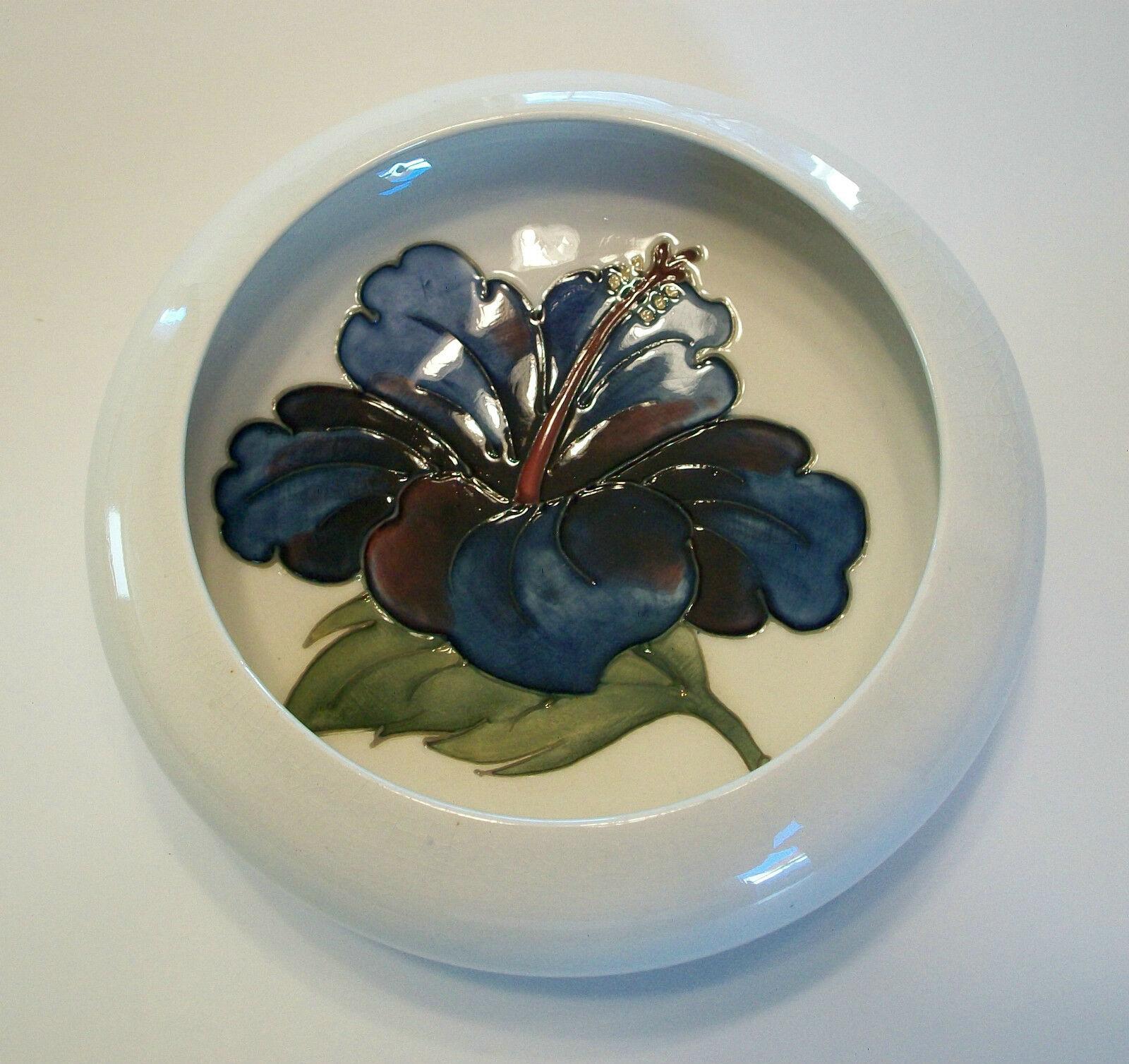 Moorcroft, Vintage Studio Pottery Hibiscus Bowl, K.K., Milieu du 20e siècle en vente 5