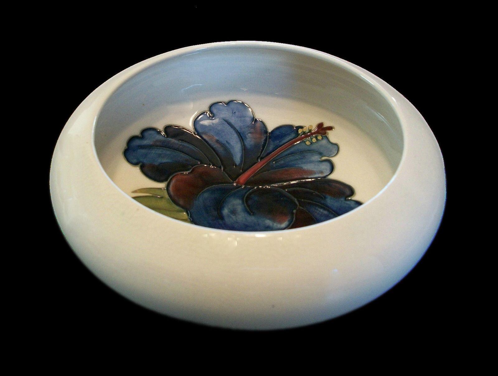 Moorcroft (Walter) - Vintage 'Hibiscus' pattern ceramic bowl with inverted rim - hand painted decoration to the interior - signed on the base with remnants of the original factory sticker - United Kingdom - mid 20th century.

Excellent vintage