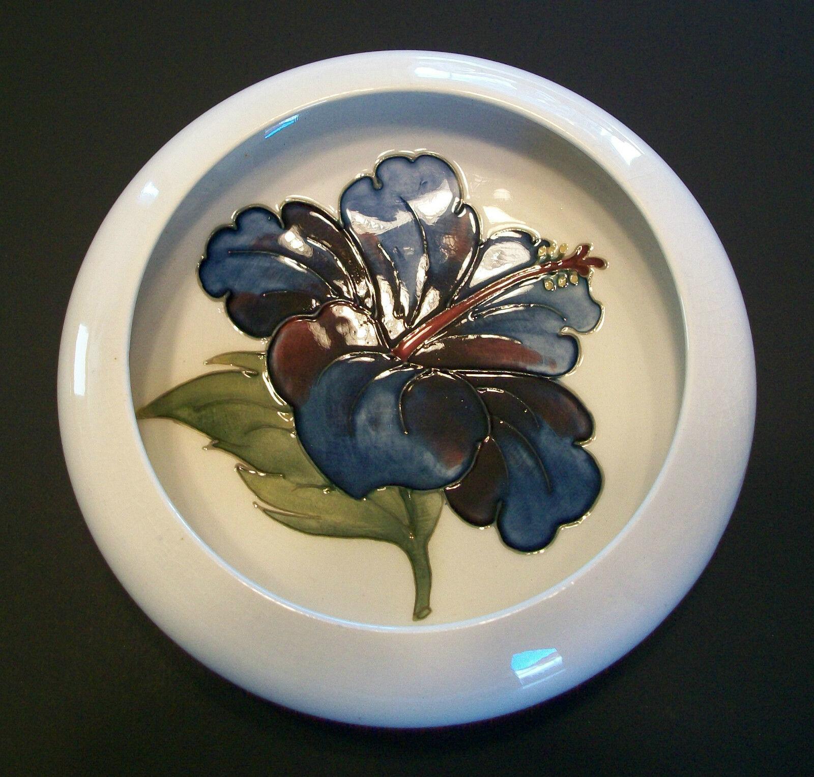 Arts and Crafts Moorcroft, Vintage Studio Pottery Hibiscus Bowl, K.K., Milieu du 20e siècle en vente