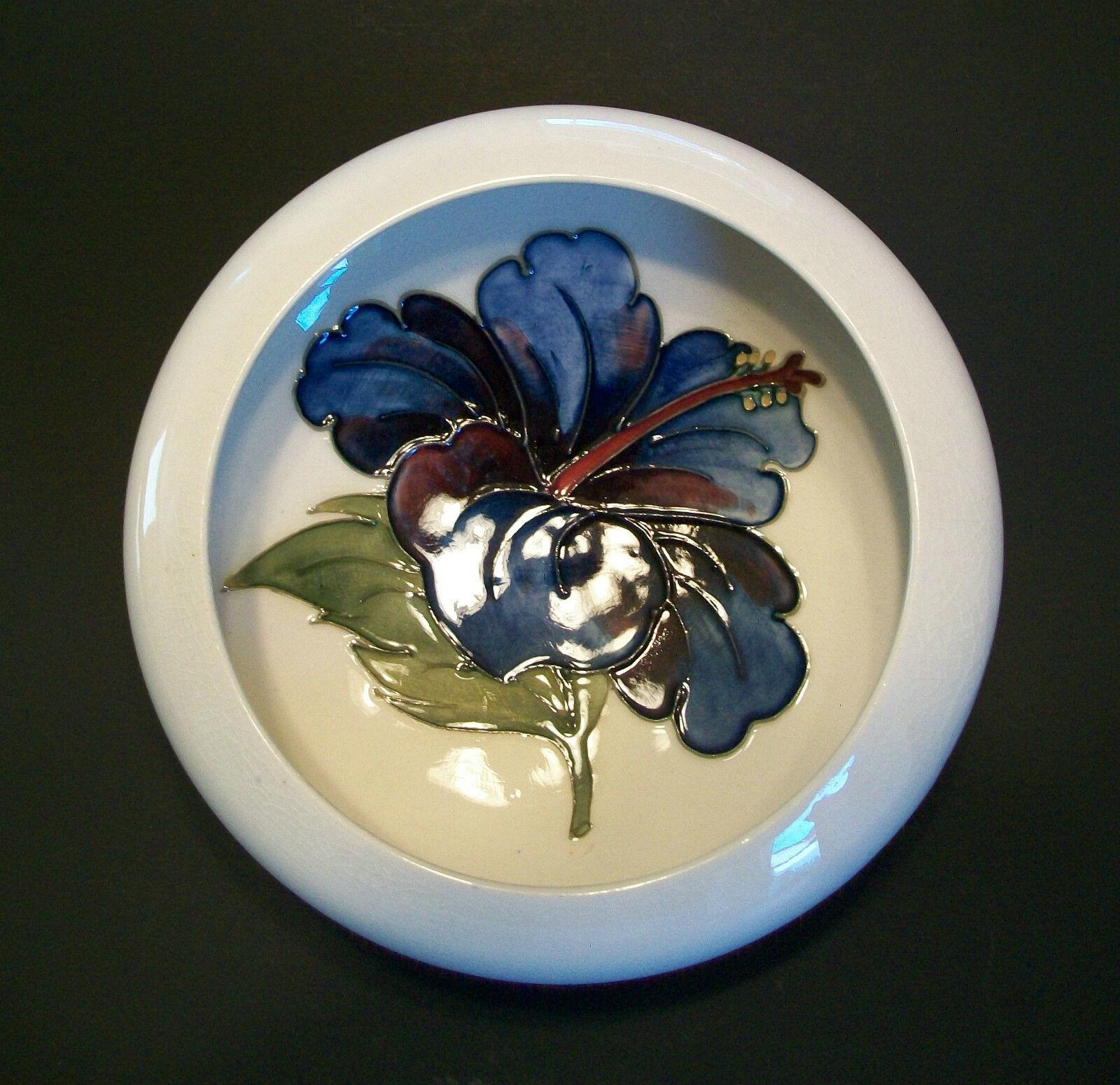 Britannique Moorcroft, Vintage Studio Pottery Hibiscus Bowl, K.K., Milieu du 20e siècle en vente