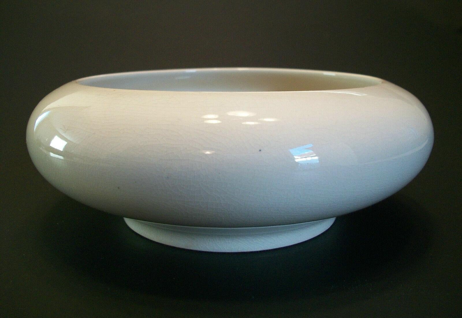 Vernissé Moorcroft, Vintage Studio Pottery Hibiscus Bowl, K.K., Milieu du 20e siècle en vente