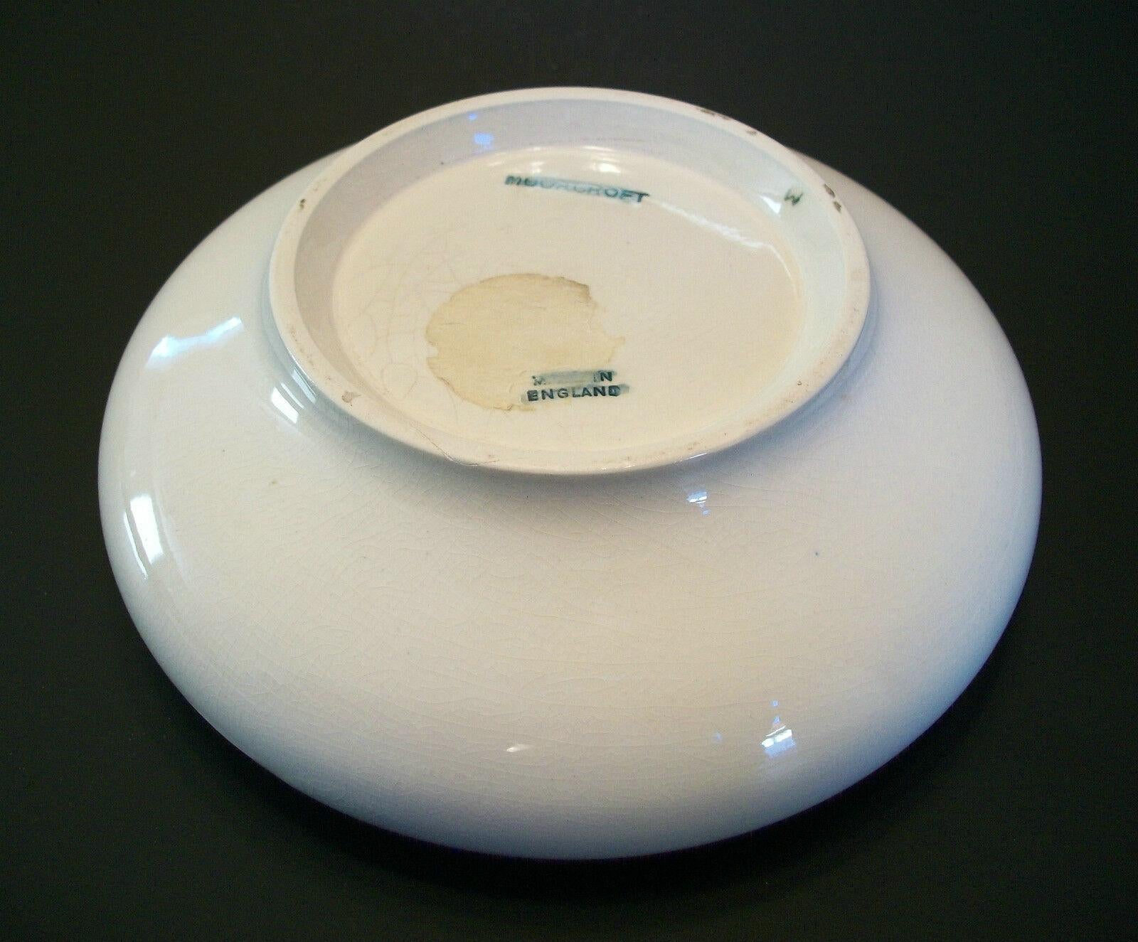 Moorcroft, Vintage Studio Pottery Hibiscus Bowl, K.K., Milieu du 20e siècle Bon état - En vente à Chatham, ON