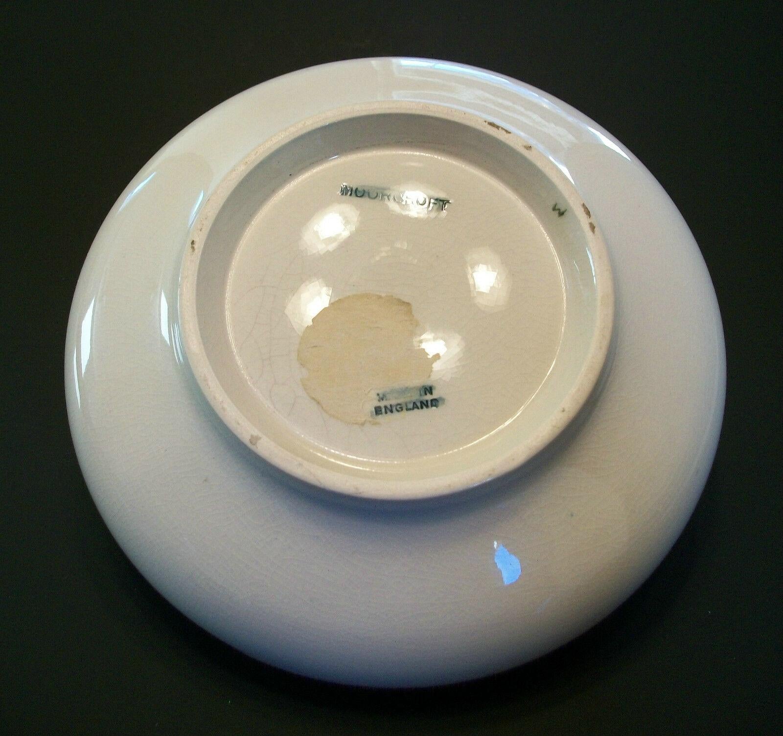 Céramique Moorcroft, Vintage Studio Pottery Hibiscus Bowl, K.K., Milieu du 20e siècle en vente