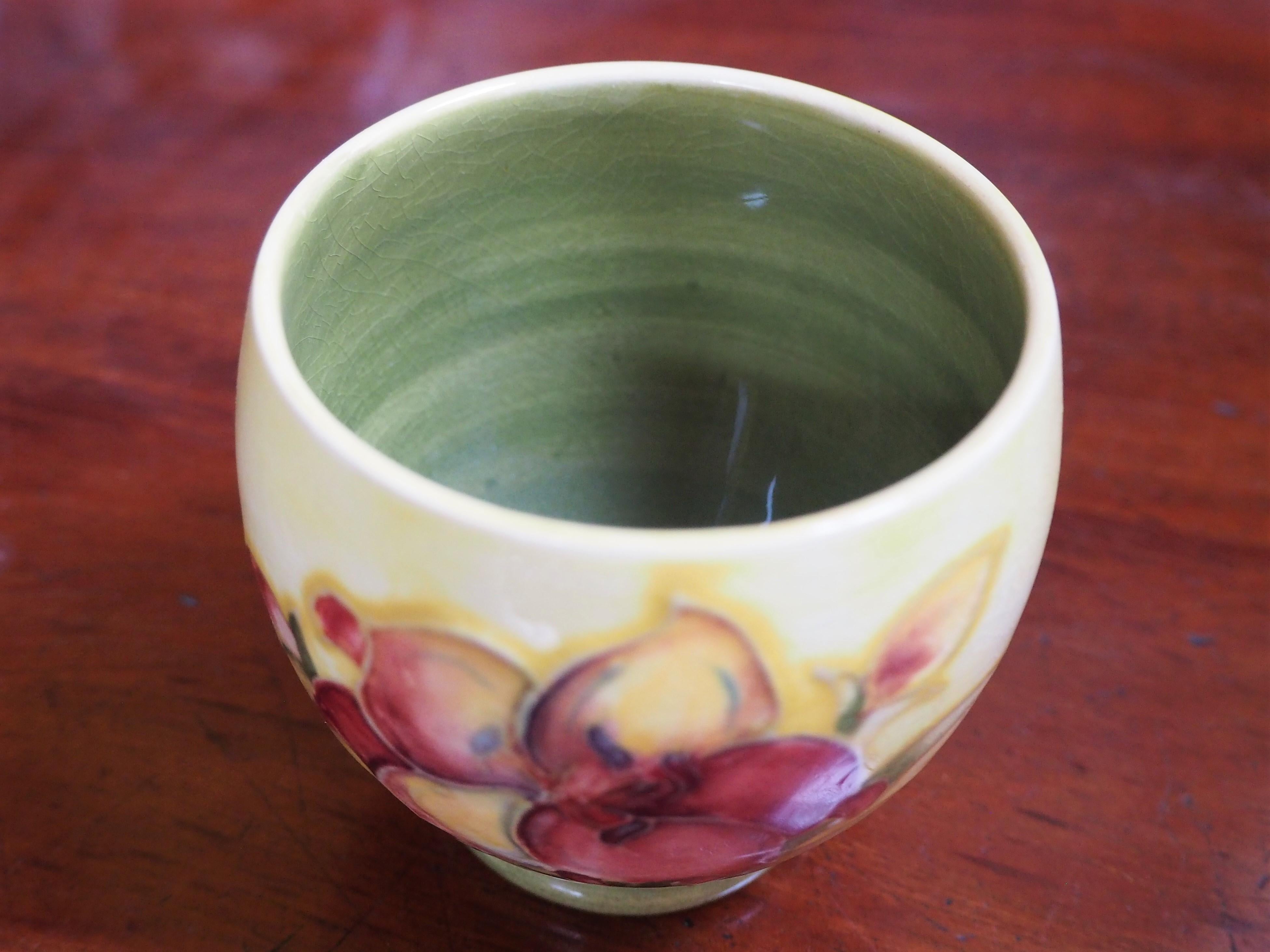 Moorcroft Yellow Summer Vase In Good Condition For Sale In Perth, GB