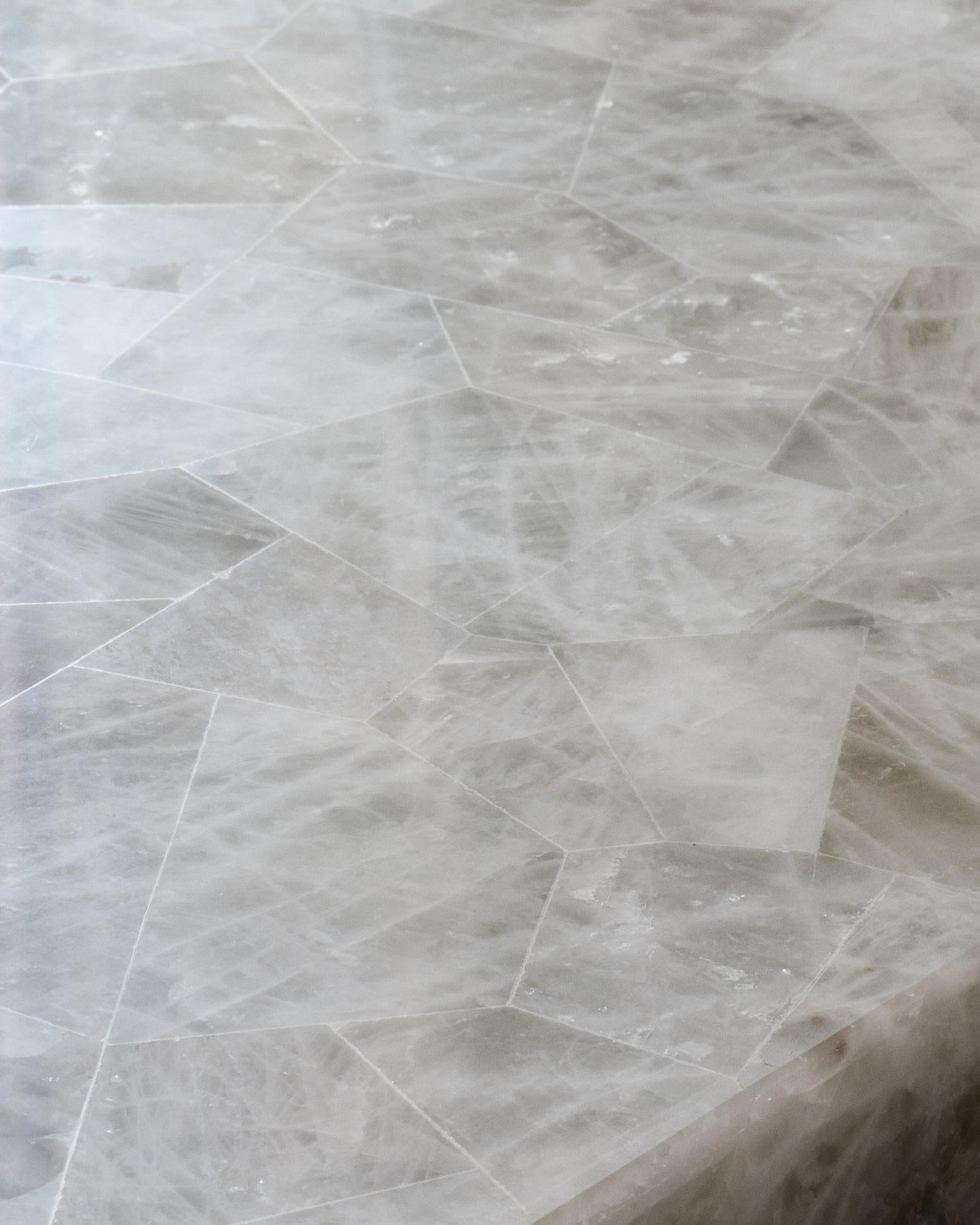 Moulage Table basse Moore par DeMuro Das en quartz blanc avec base en laiton massif battu en vente