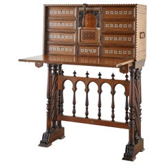 Maurischer spanischer Vargueño-Schreibtisch des 18. Jahrhunderts auf Ständer