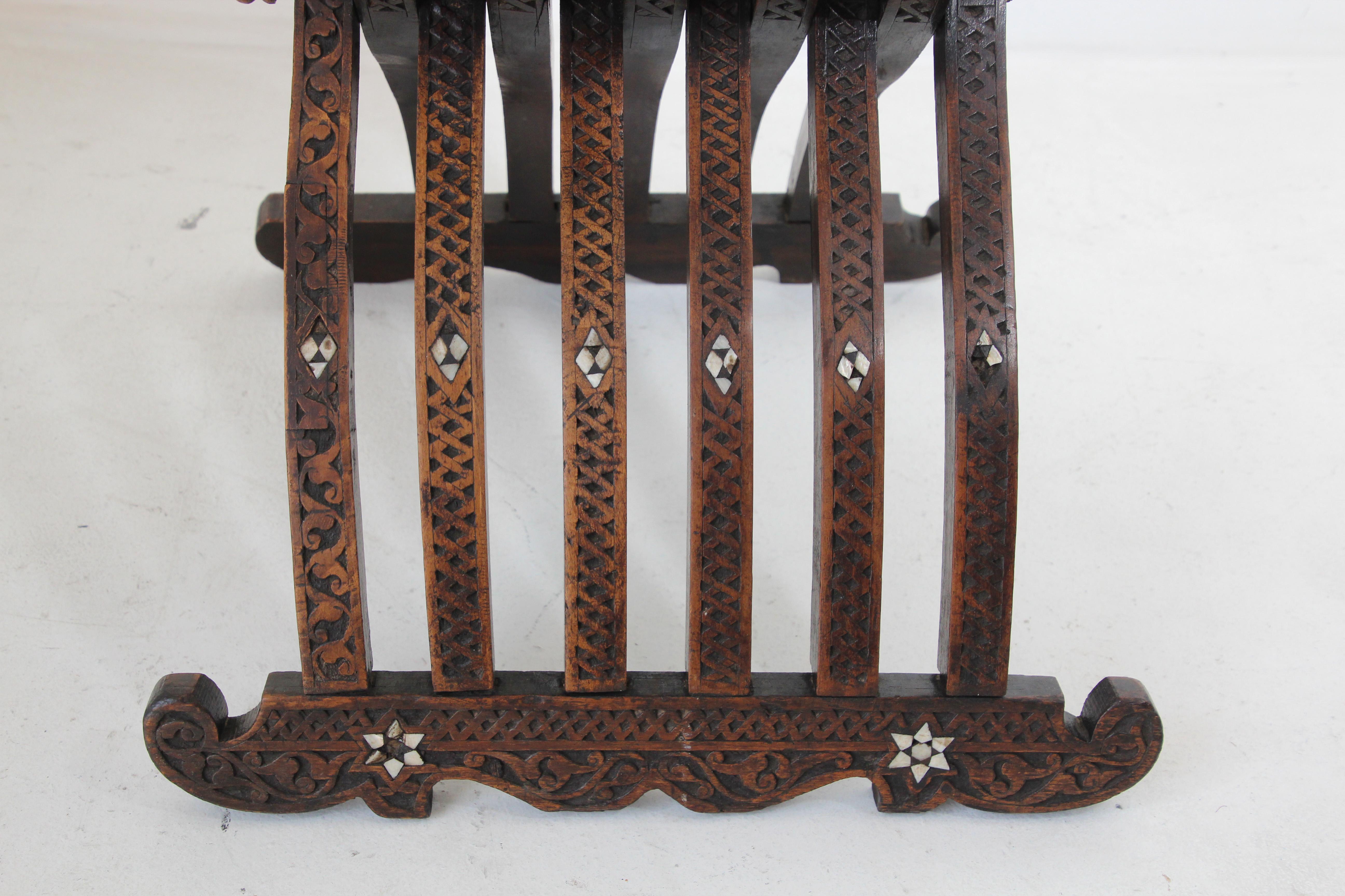 Chaise pliante mauresque du 19ème siècle incrustée en vente 3