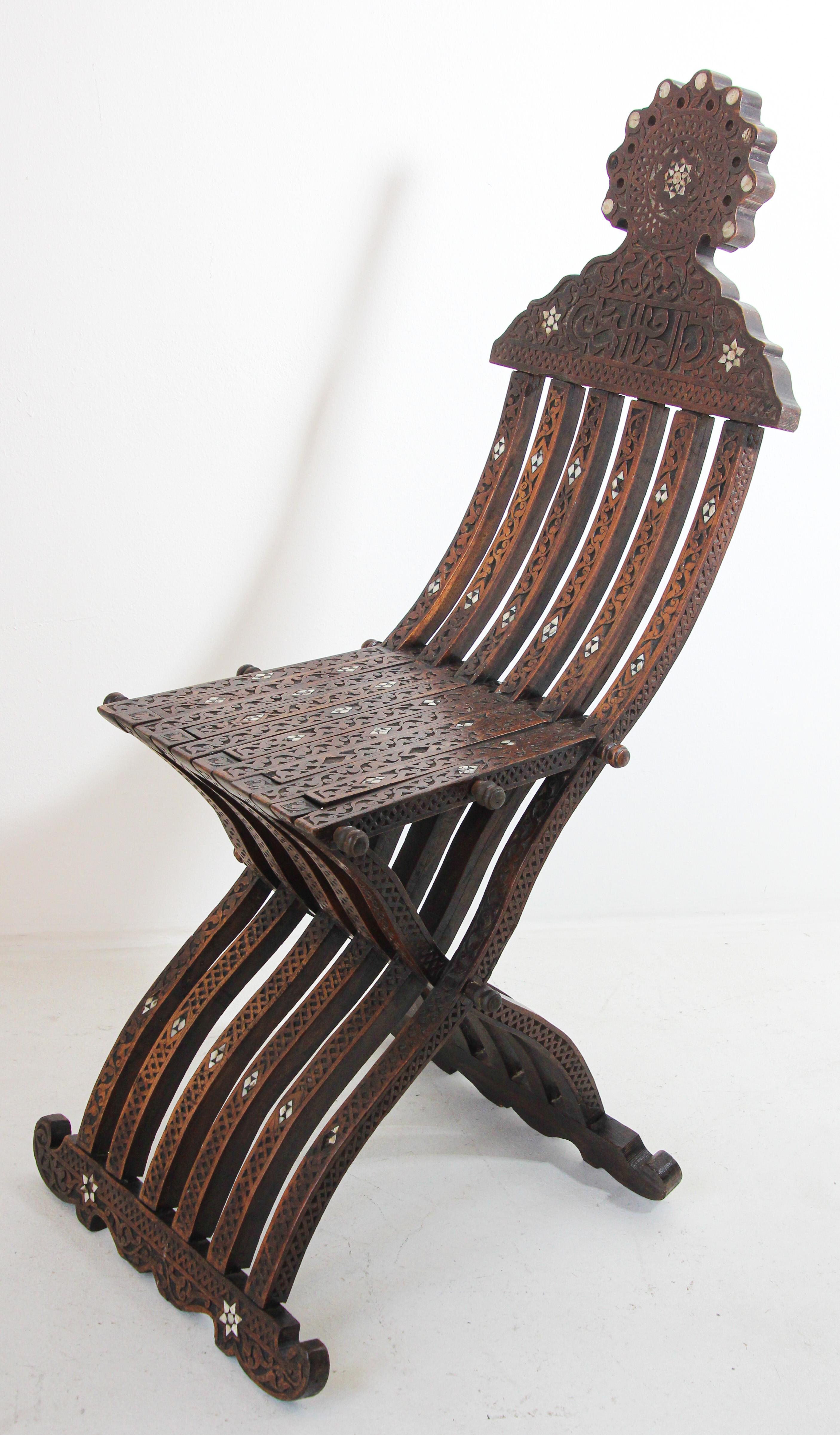 Chaise pliante mauresque du 19ème siècle incrustée en vente 11