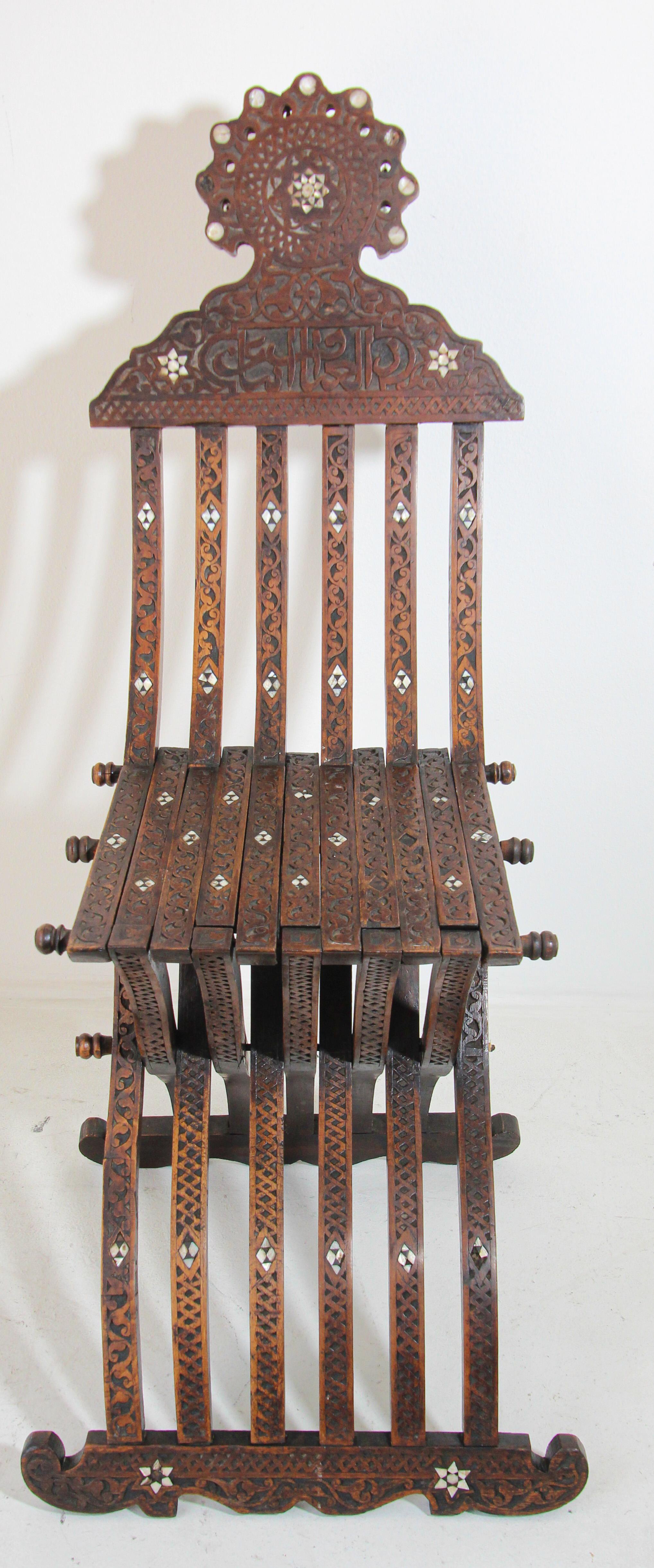 Folding-Stuhl mit Intarsien aus dem maurischen 19. Jahrhundert (Handgeschnitzt) im Angebot