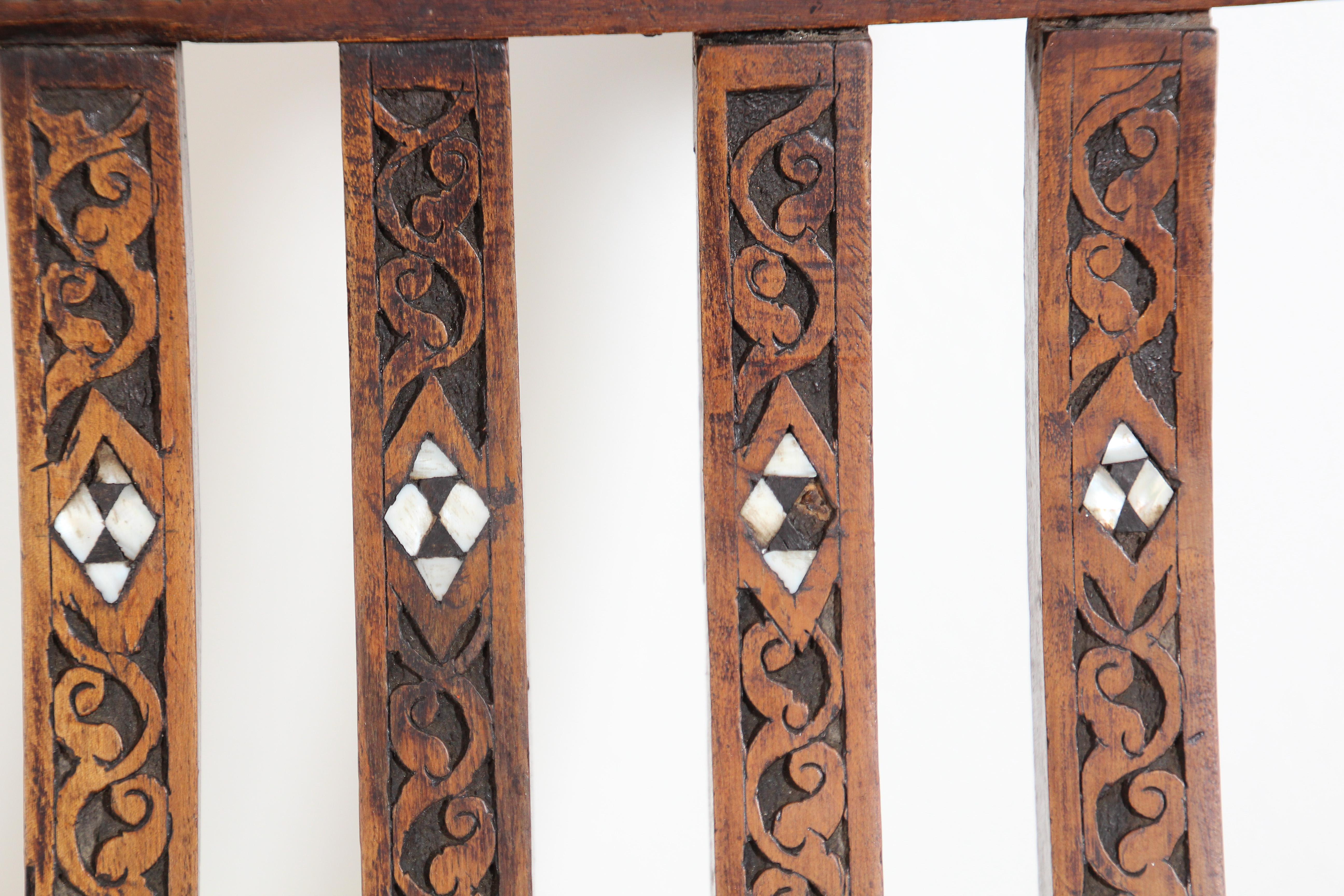 Folding-Stuhl mit Intarsien aus dem maurischen 19. Jahrhundert im Angebot 2