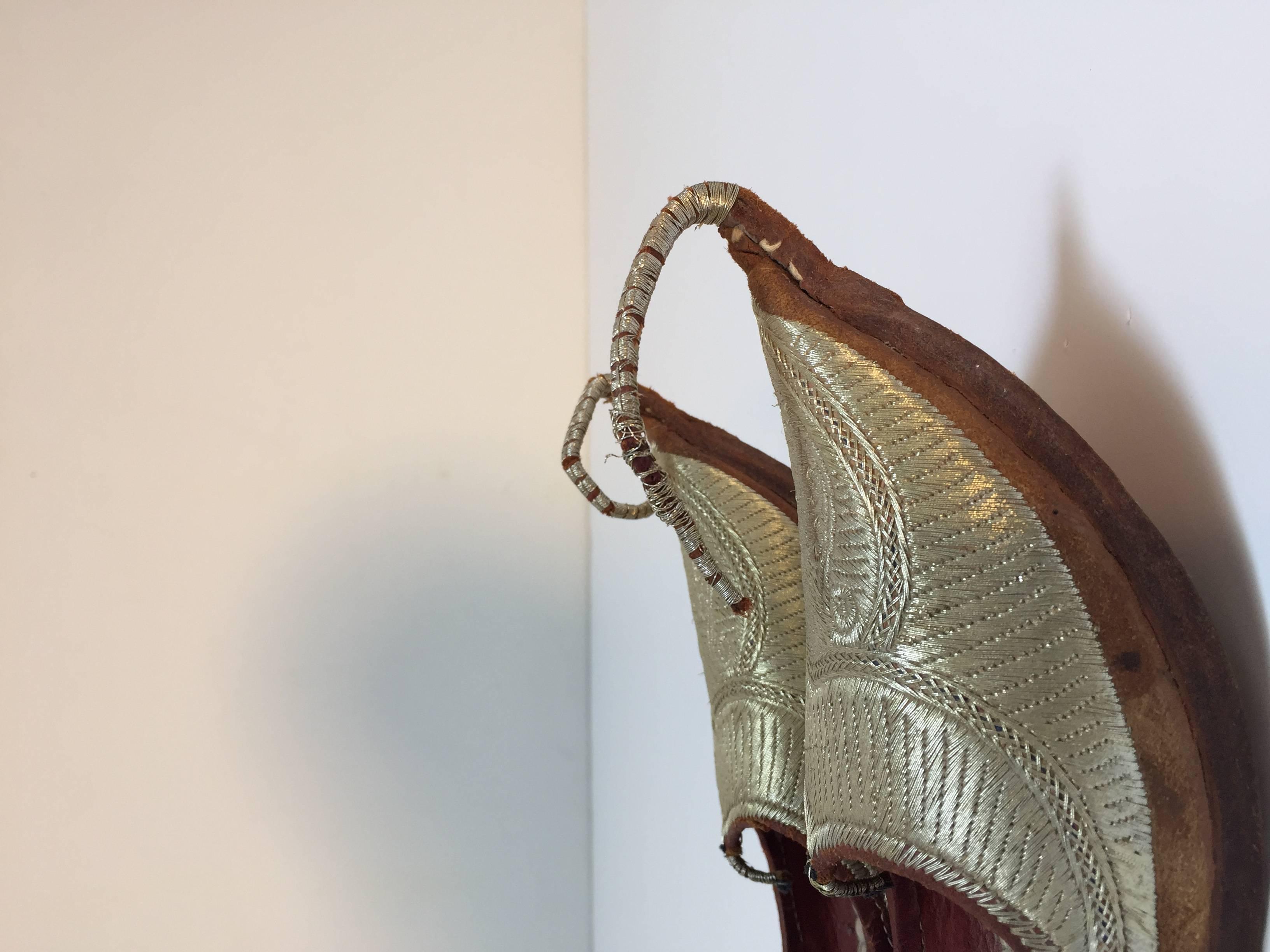 Chaussures mauresques Arabian Mughal en cuir avec bout bouclé brodé d'or  en vente 5