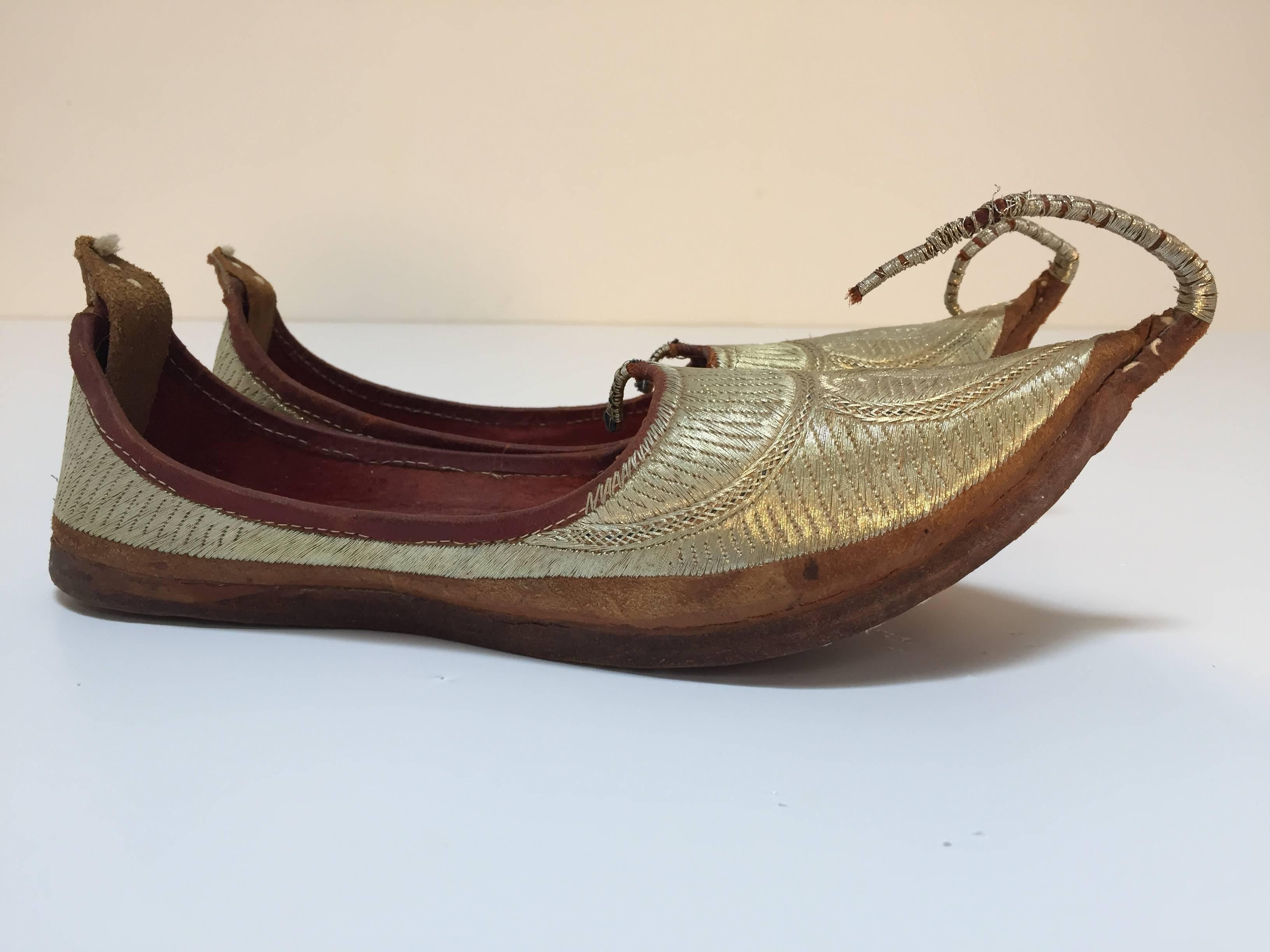Moorish Arabian Mughal Leather Shoes with Gold Embroidered curled Toe  In Good Condition For Sale In North Hollywood, CA