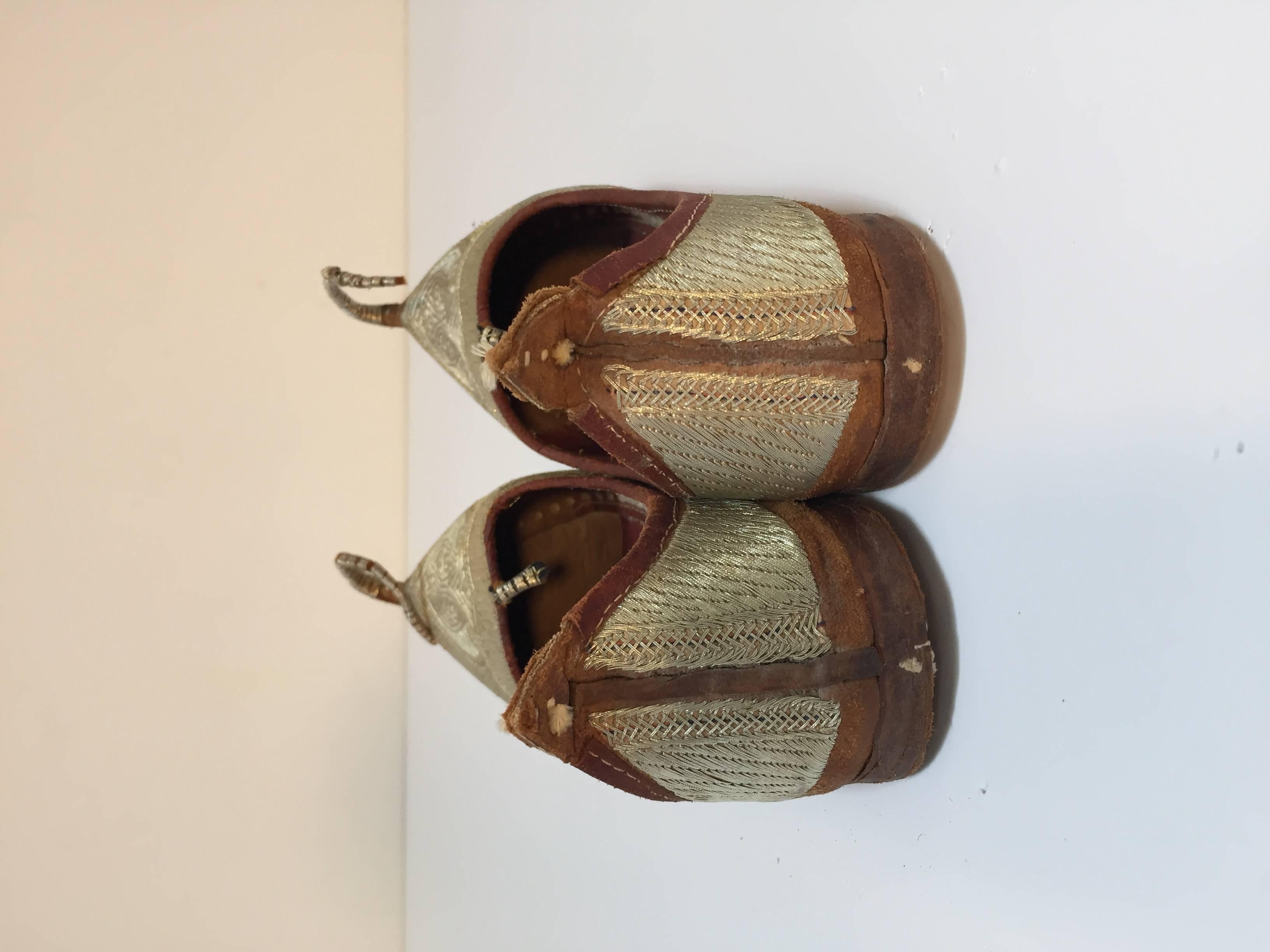 Moorish Arabian Mughal Leather Shoes with Gold Embroidered curled Toe For Sale 1