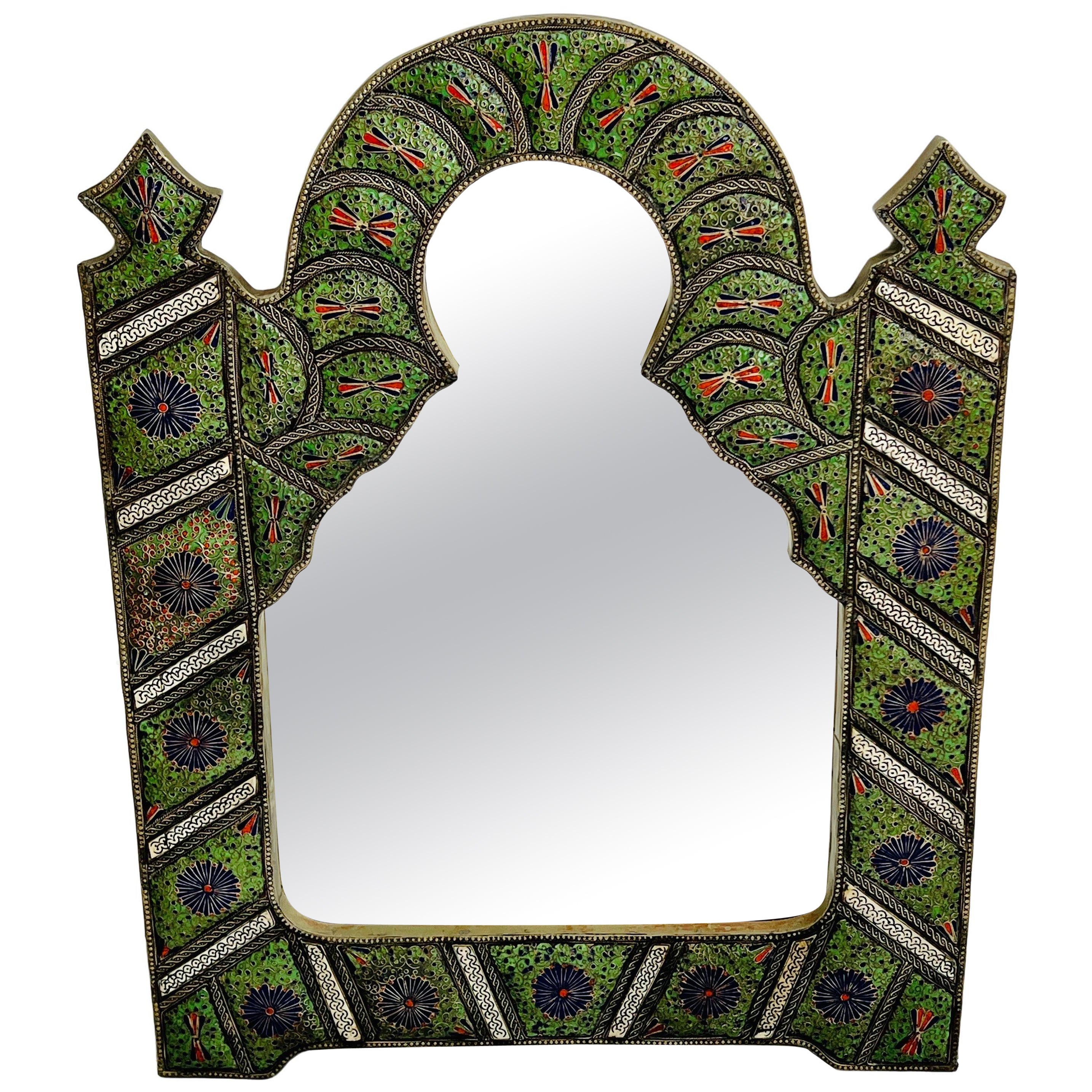 Espejo de Arco Morisco en Cloisonné Esmaltado con Incrustaciones de Hueso, Marruecos c. 1950