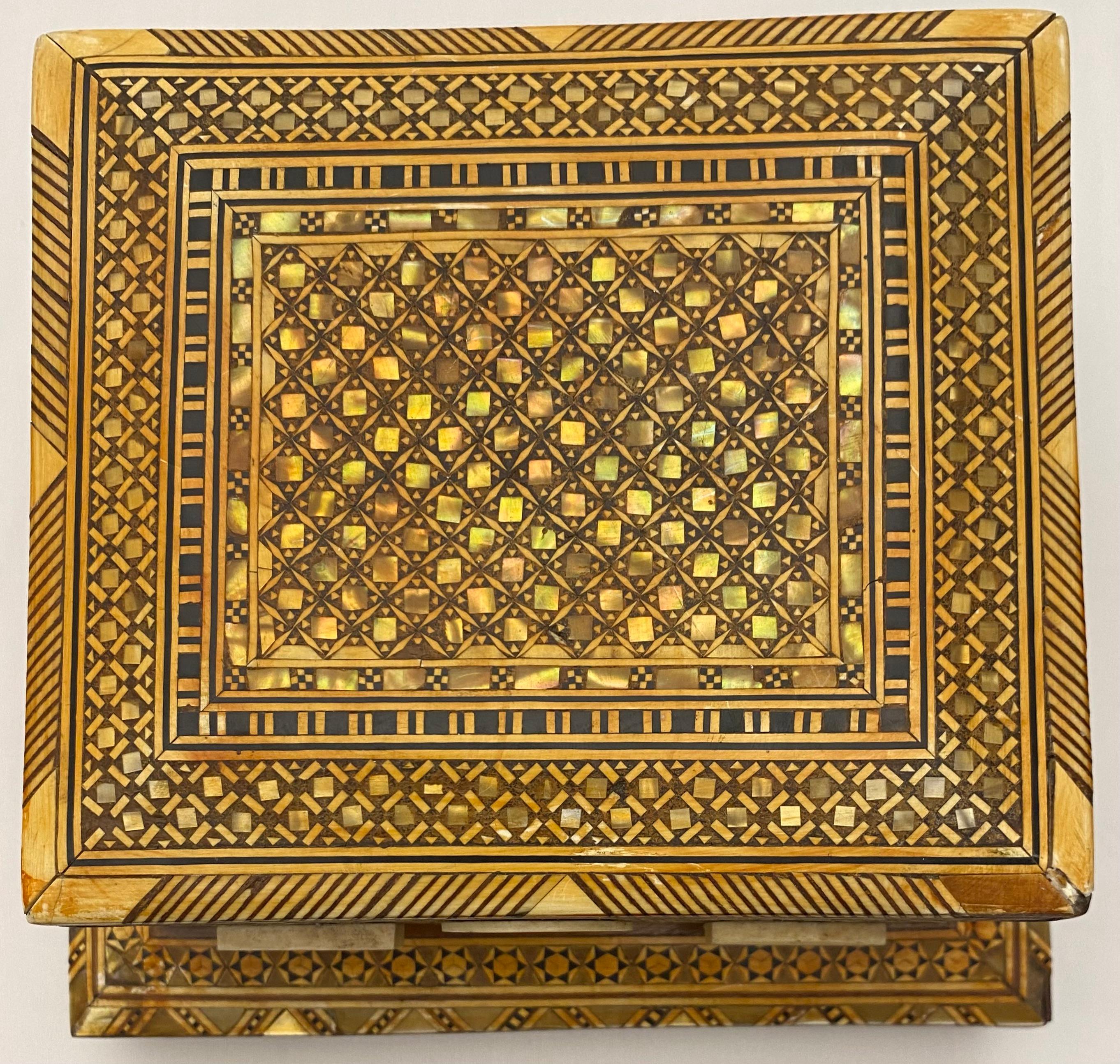 Una fina caja de estilo Art Déco de estilo morisco. Fabricada originalmente para ser utilizada como caja de cigarrillos, hacia 1930. 
Esta caja no tiene rastro de uso, ni olor.  
De muy buena calidad, hecho a mano y construido con varias maderas.