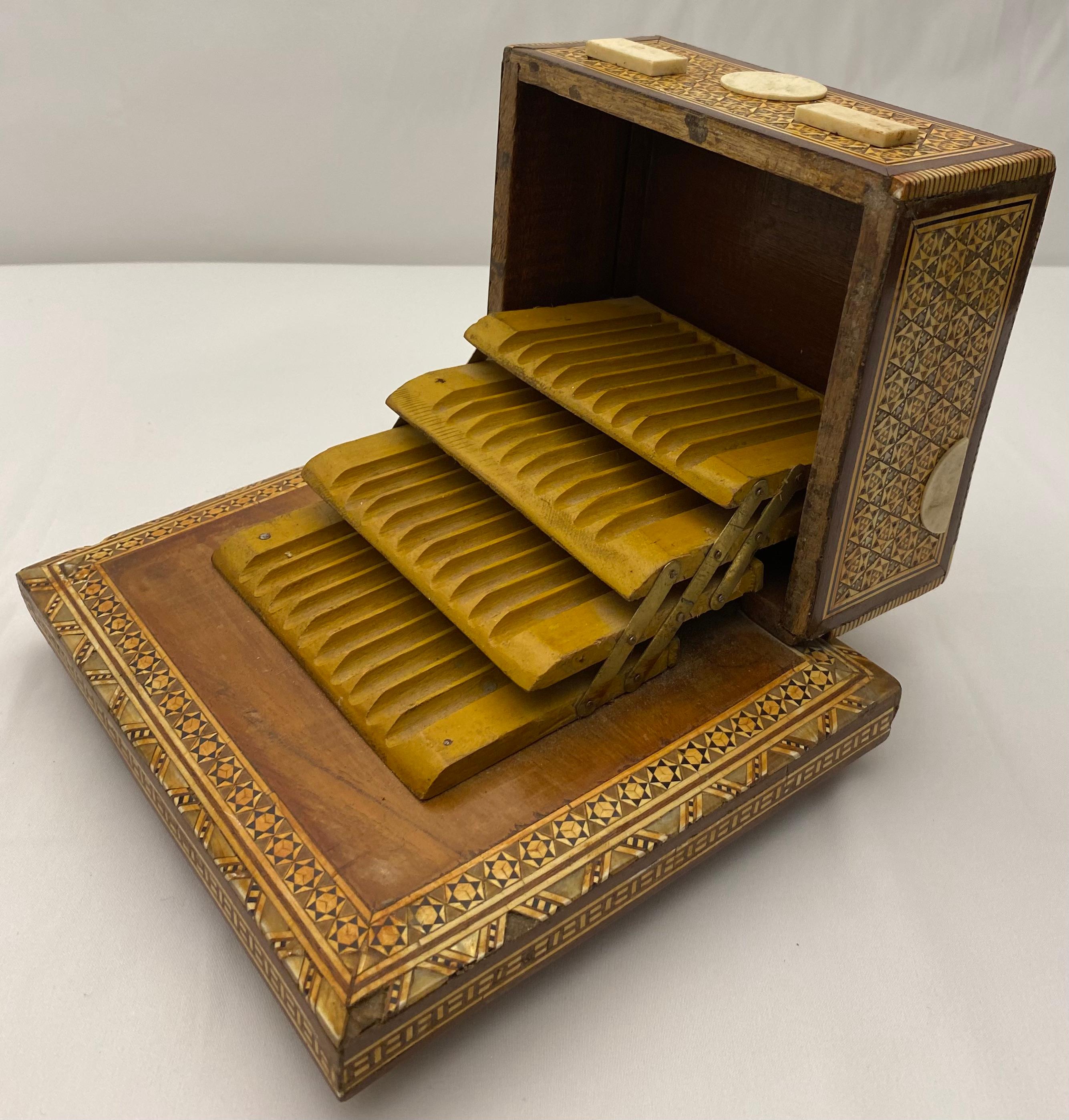 Caja de cigarrillos Art Decó morisca siglo XX en venta