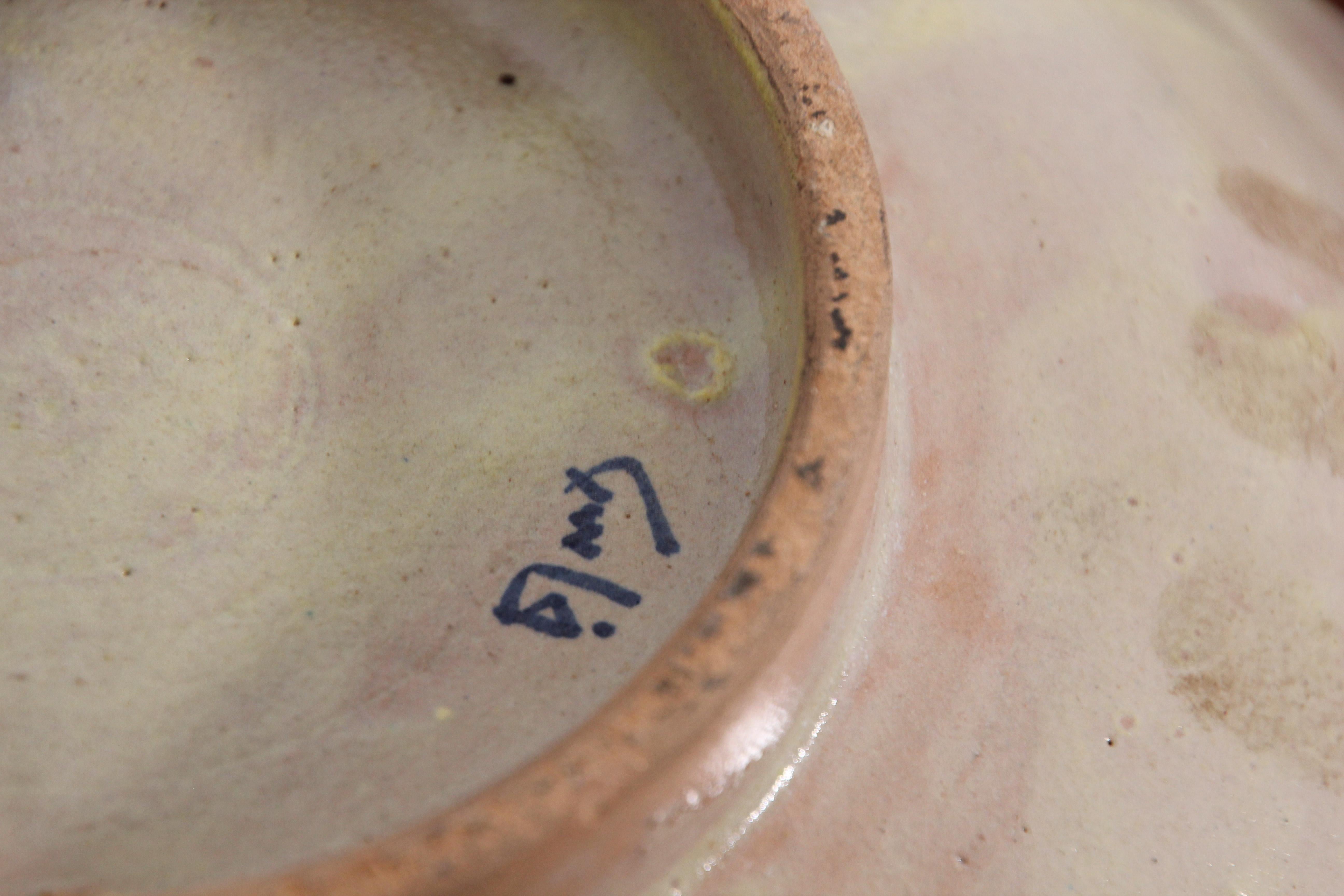 Bol à plat marocain en céramique bleue orné d'un filigrane d'argent de Fez en vente 2