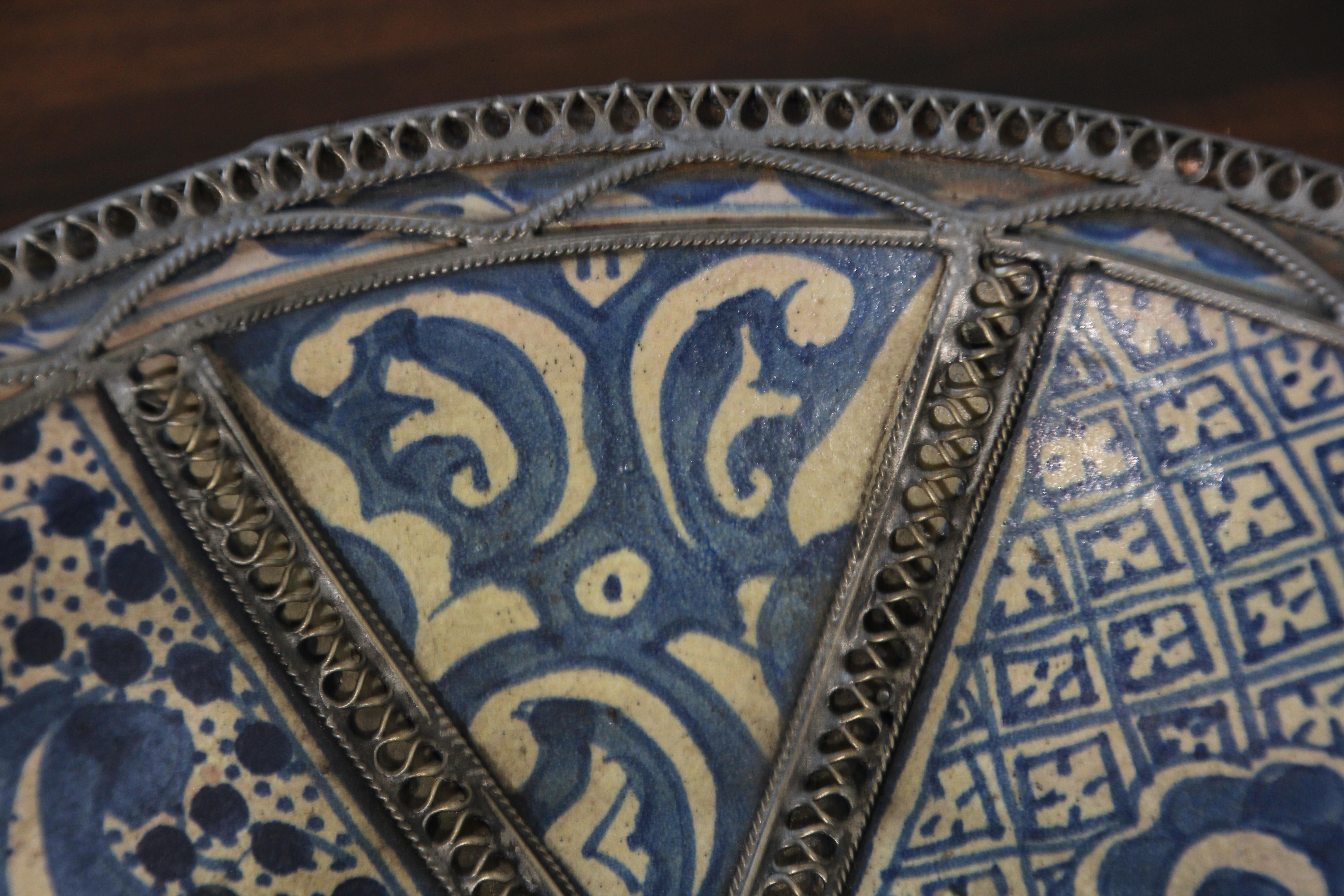 Bol à plat marocain en céramique bleue orné d'un filigrane d'argent de Fez Bon état - En vente à North Hollywood, CA