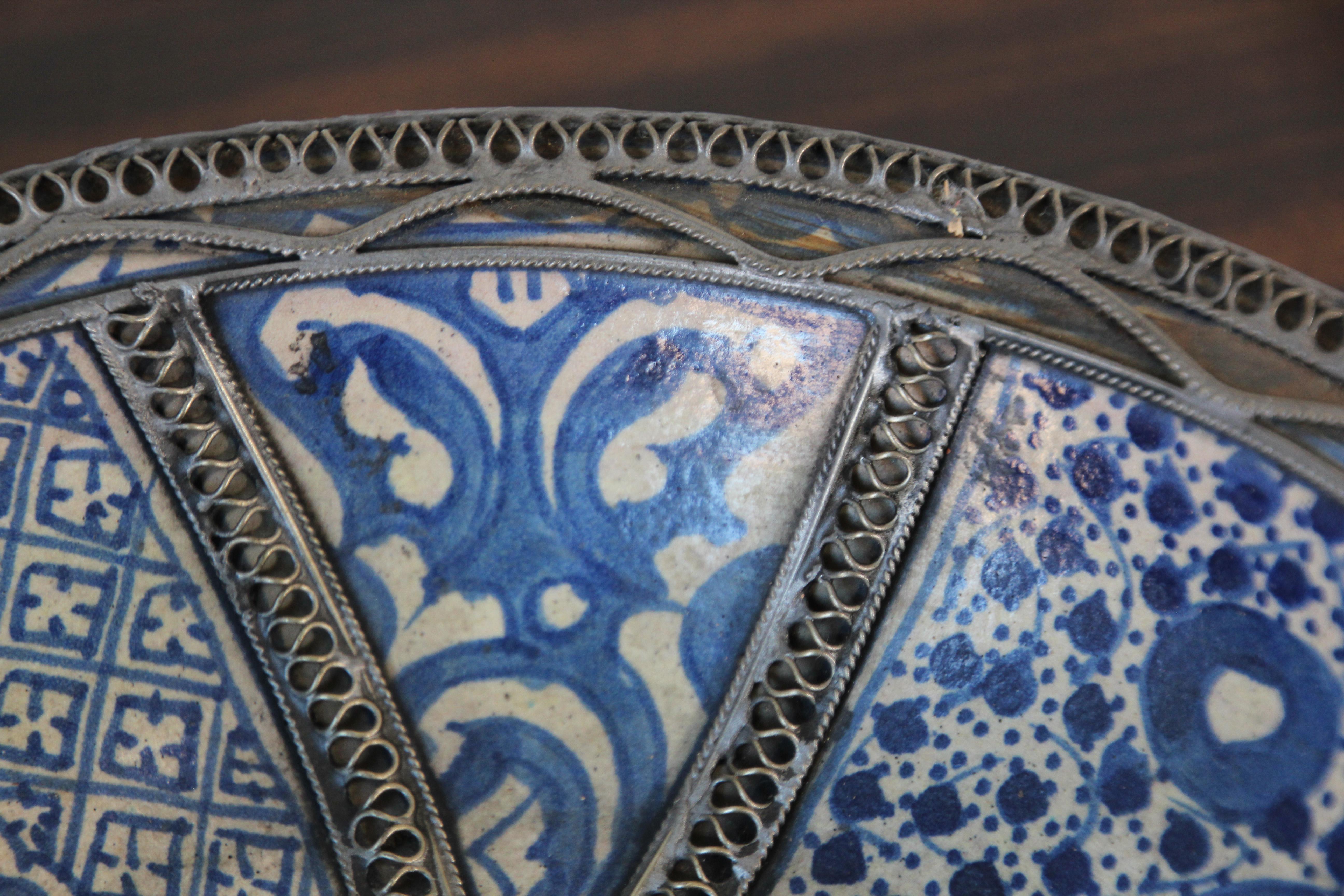 20ième siècle Bol à plat marocain en céramique bleue orné d'un filigrane d'argent de Fez en vente