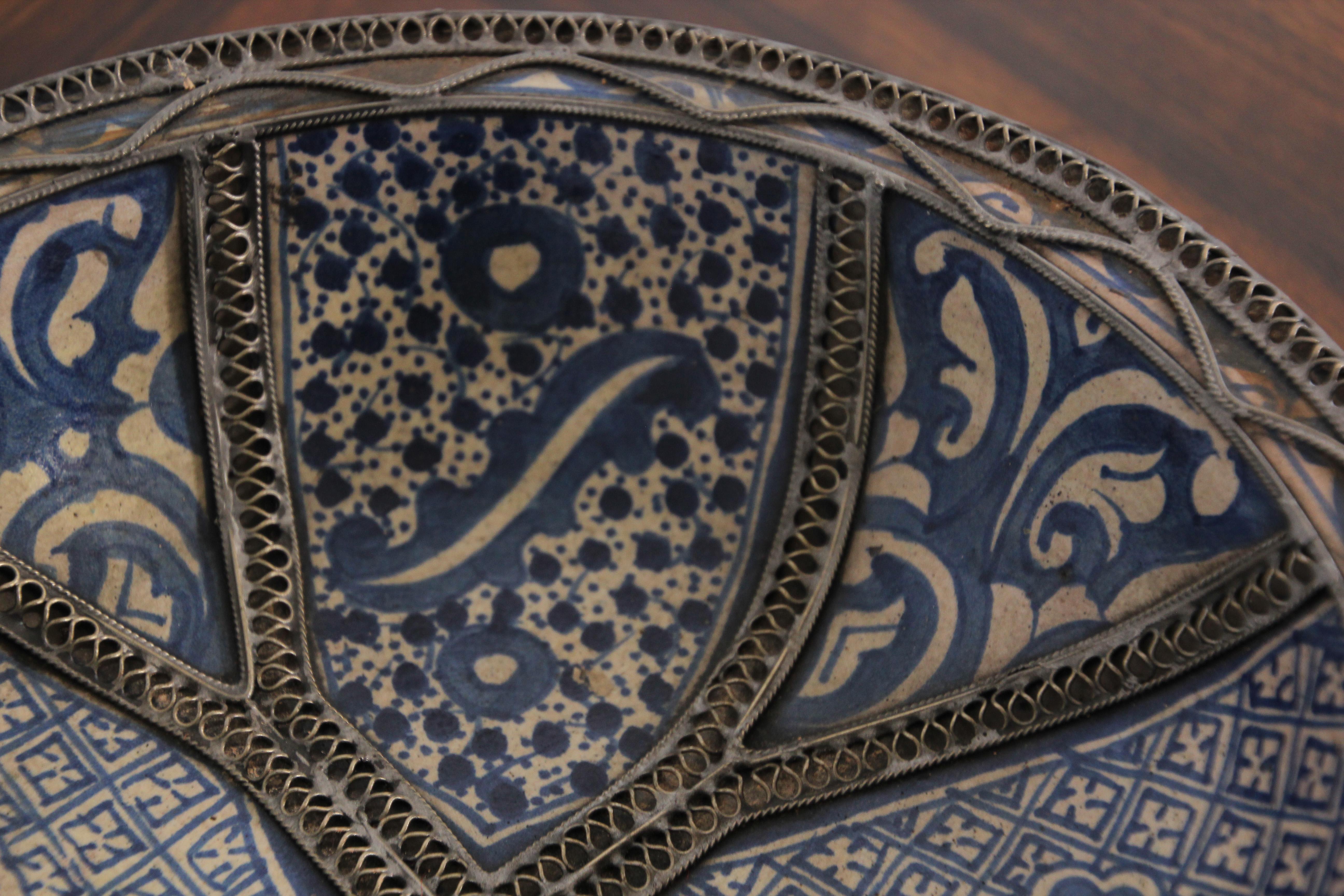 Moroccan Blue Ceramic Dish Bowl Adorned with Silver Filigree from Fez For Sale 3