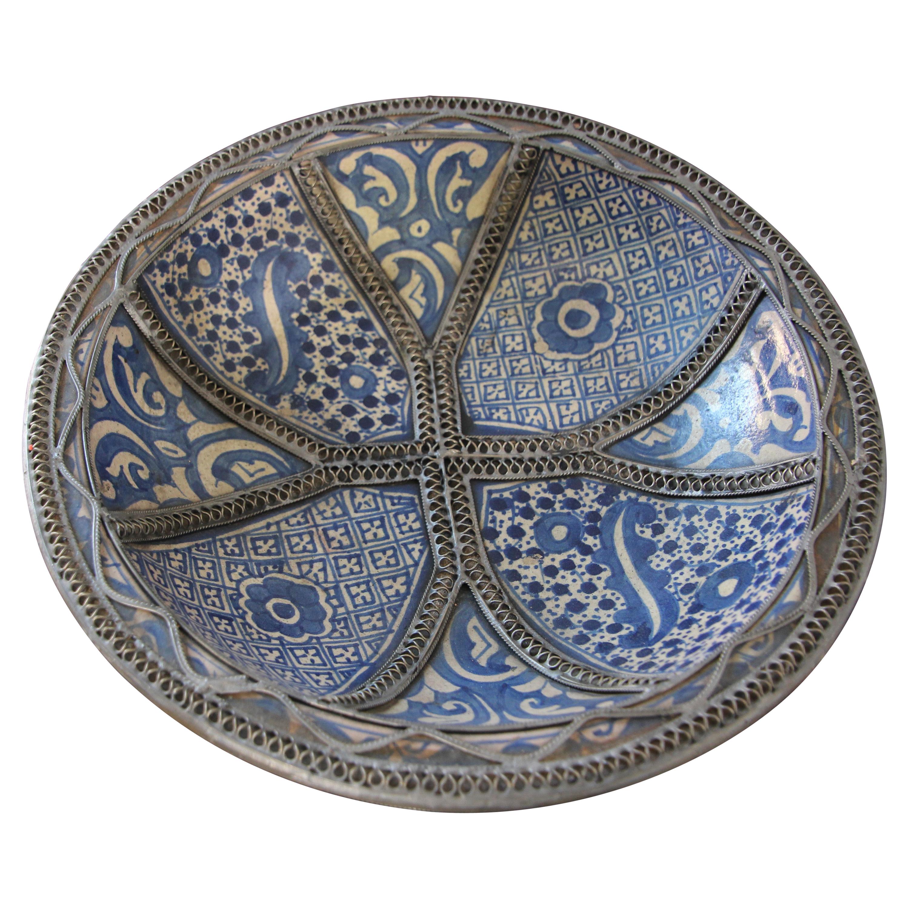 Bol à plat marocain en céramique bleue orné d'un filigrane d'argent de Fez