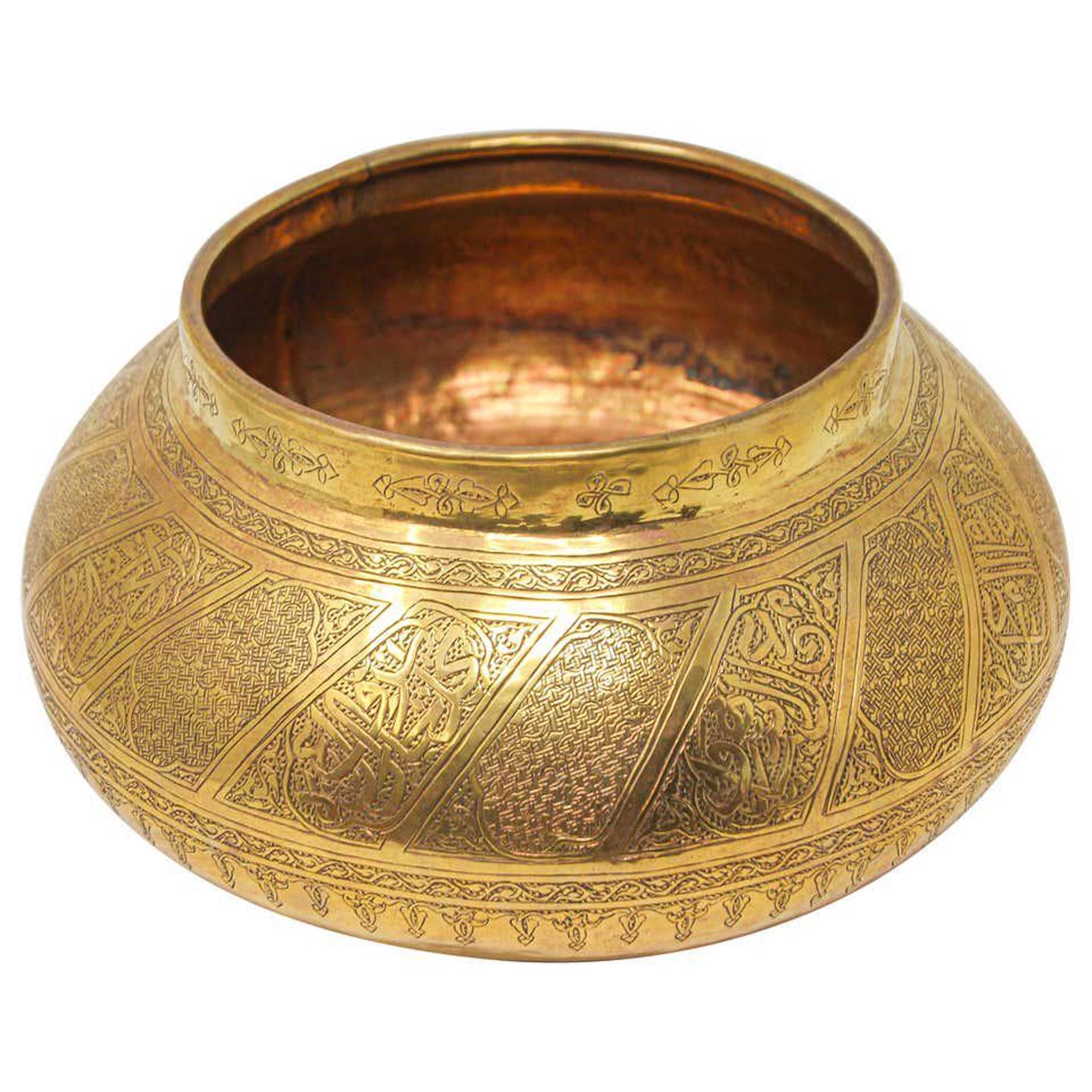 Moorish Brass Bowl Engraved with Thuluth Islamic Writting For Sale 2