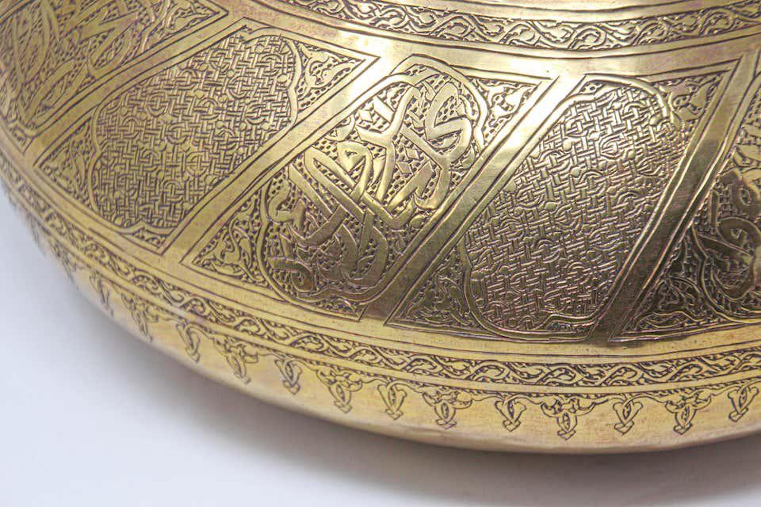 Moorish Brass Bowl Engraved with Thuluth Islamic Writting For Sale 4