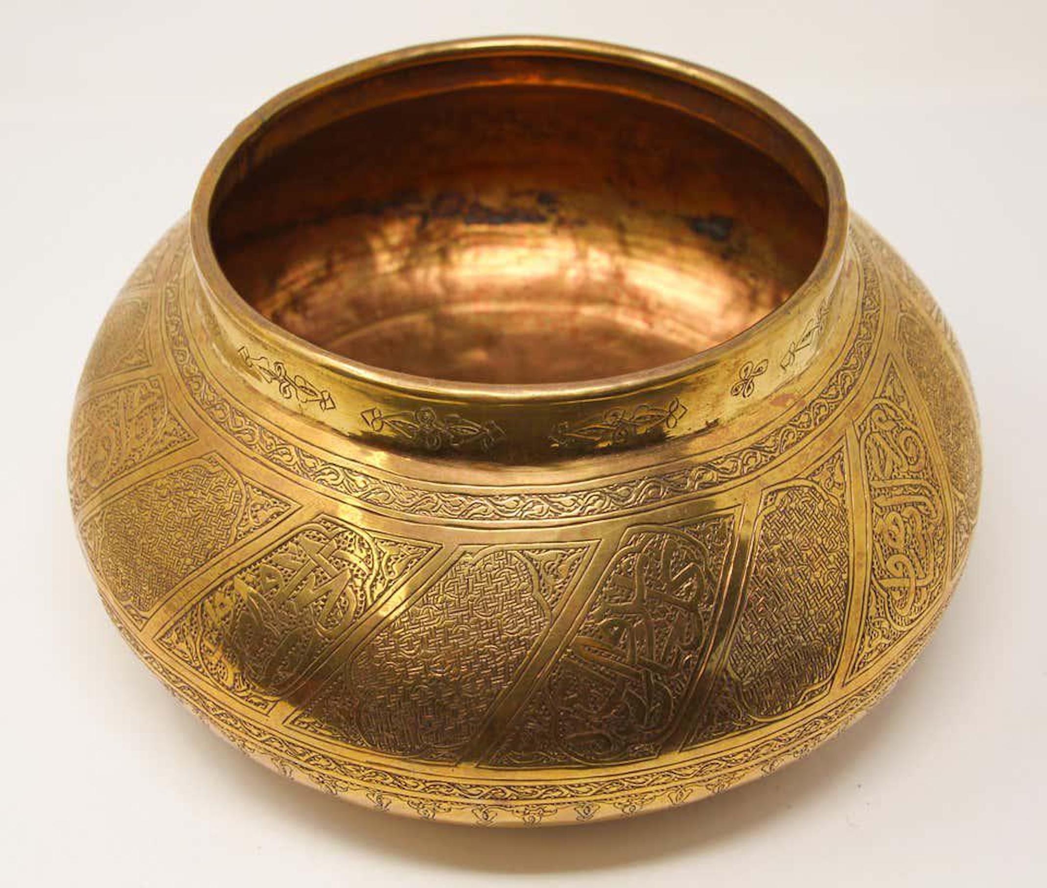 Large antique 19th century Moorish brass bowl engraved with Thuluth callighraphy writting.
Profusely hand chased with vines and vegetal motifs and inscribed with Islamic verses of the Holly Coran.
This Asian brass metal bowl has been