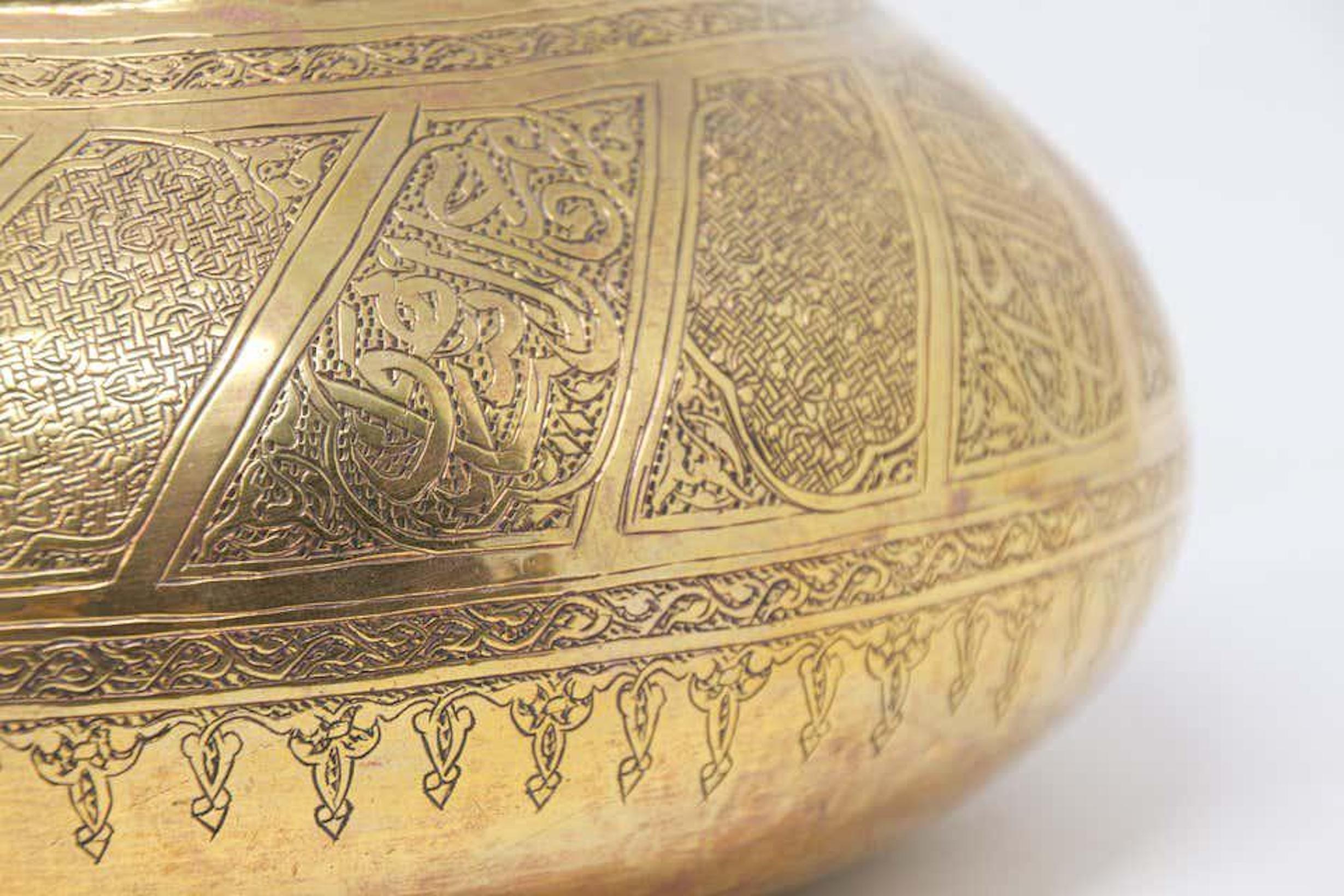 Mauresque Bol mauresque gravé d'une écriture islamique en thuluth en vente