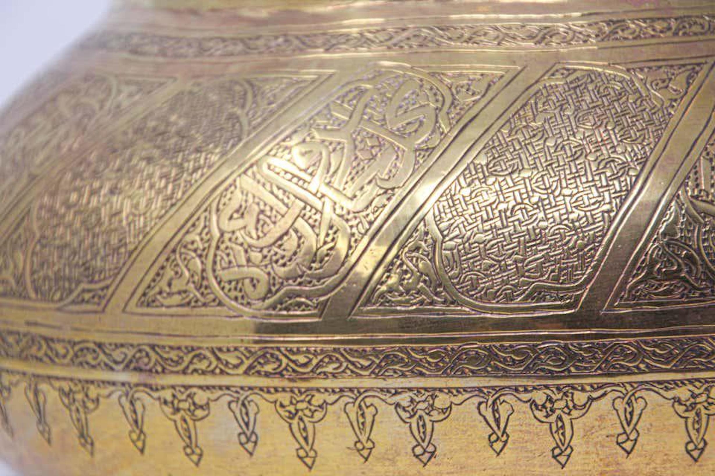 Moorish Brass Bowl Engraved with Thuluth Islamic Writting In Good Condition For Sale In North Hollywood, CA
