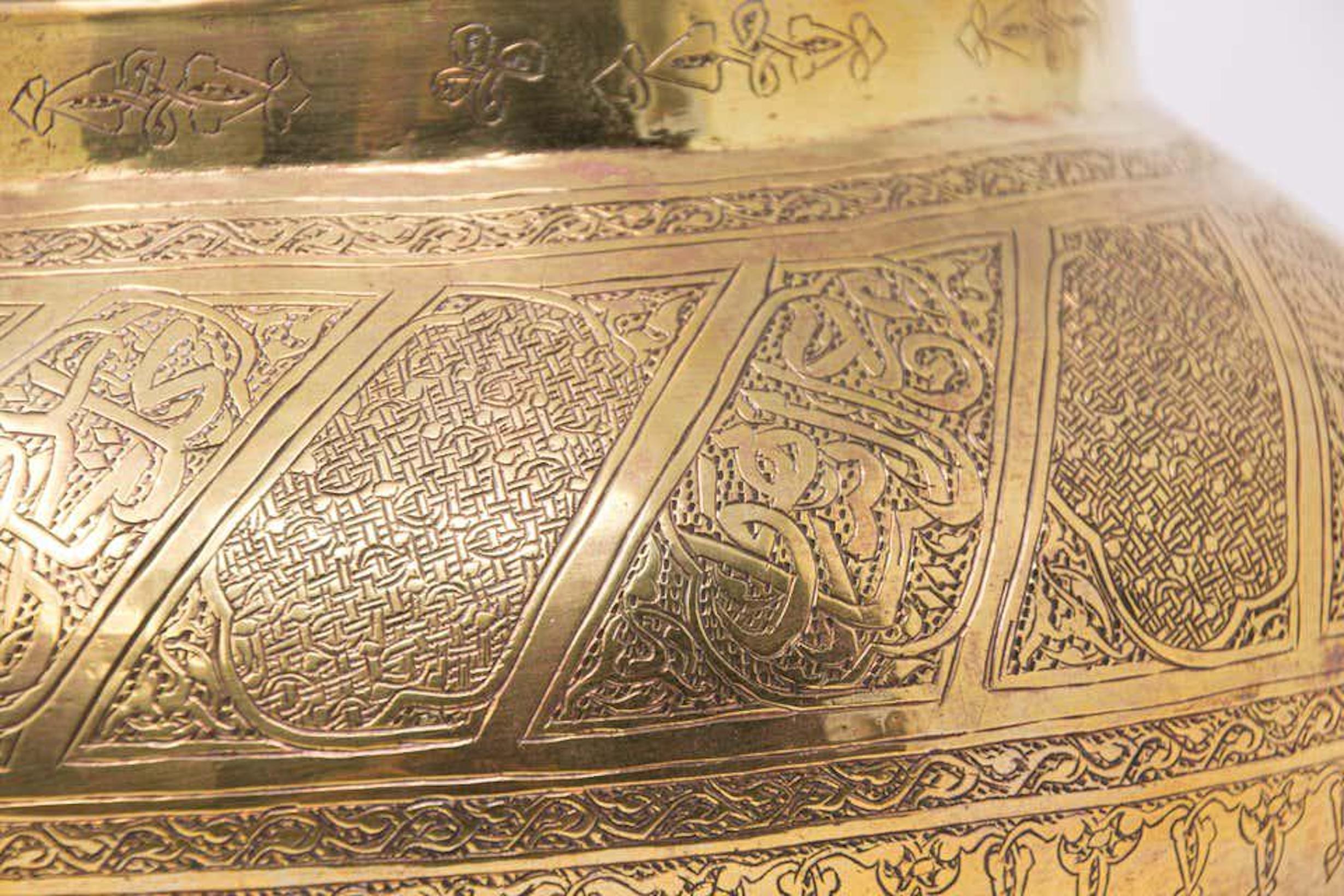 Moorish Brass Bowl Engraved with Thuluth Islamic Writting For Sale 1