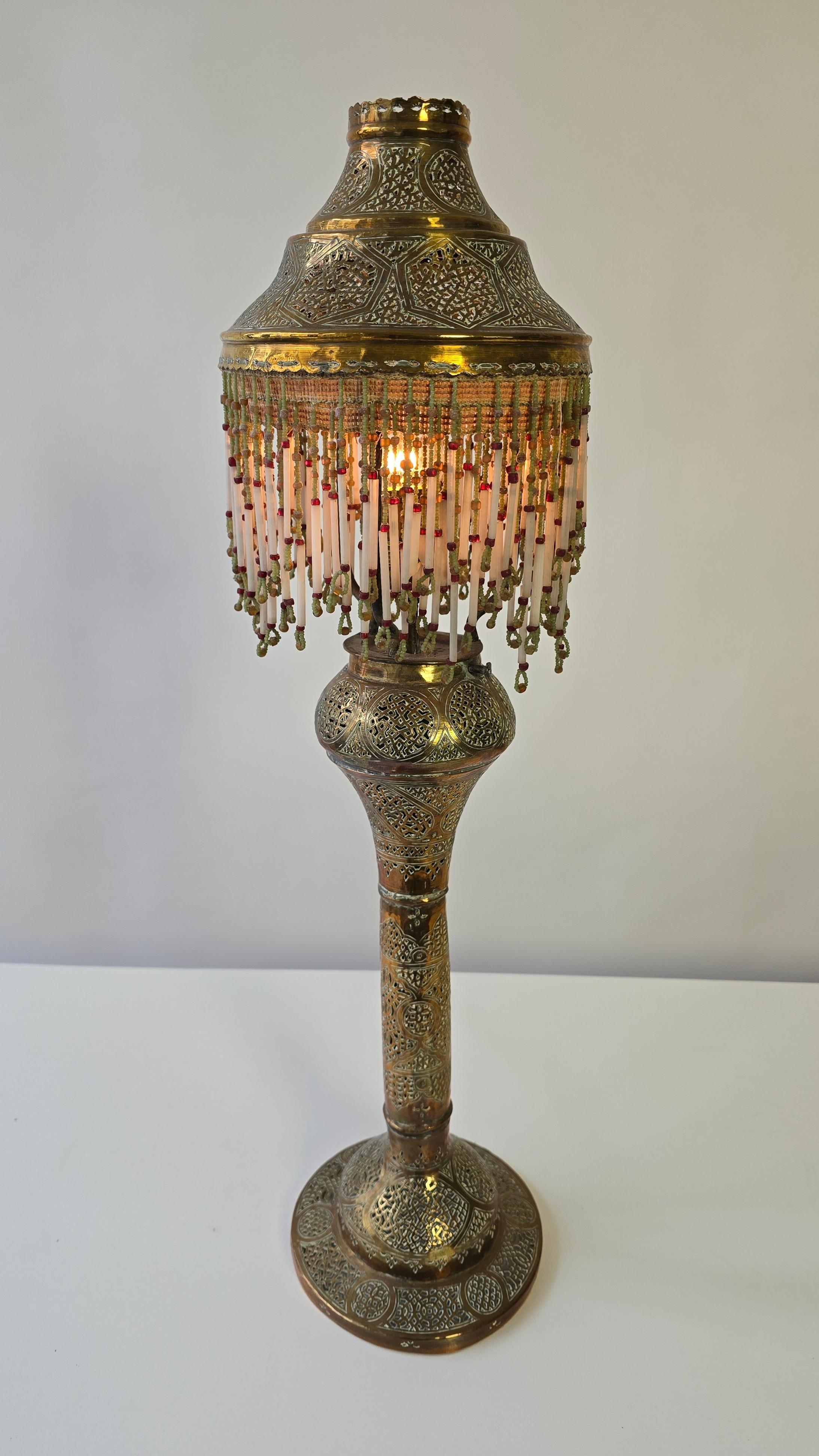 Encantador Esplendor Oriental: Lámpara de sobremesa antigua de latón de Oriente Próximo y Renacimiento Morisco

Lámpara antigua de Oriente Medio de estilo morisco sirio. Lámpara de sobremesa morisca siria de latón martillado con finos diseños