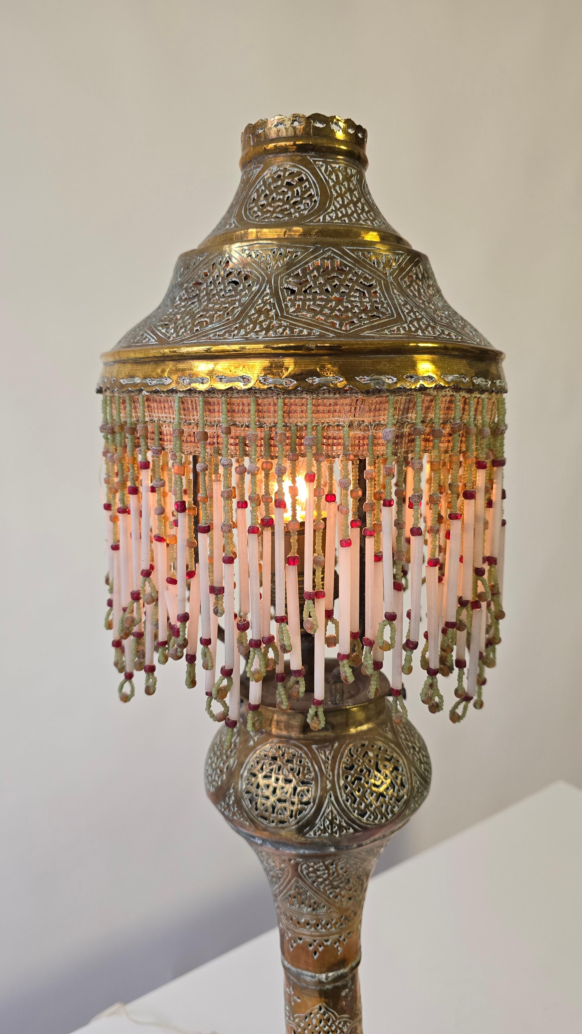 Lámpara de mesa siria morisca de latón con adornos árabes en Bueno estado para la venta en Antwerp, BE