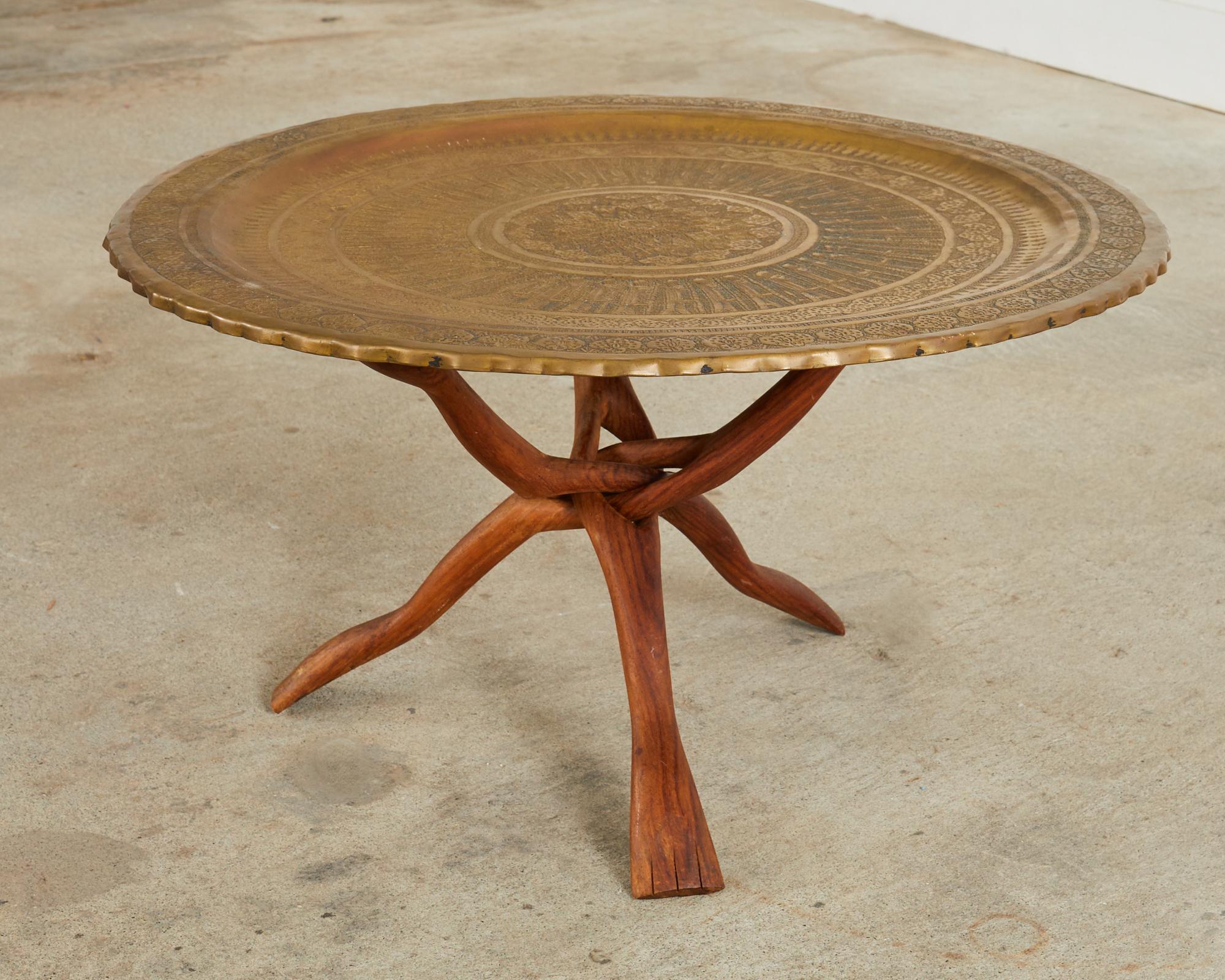 Mauresque Table à plateau mauresque en laiton avec base pliante en bois de feuillus en vente