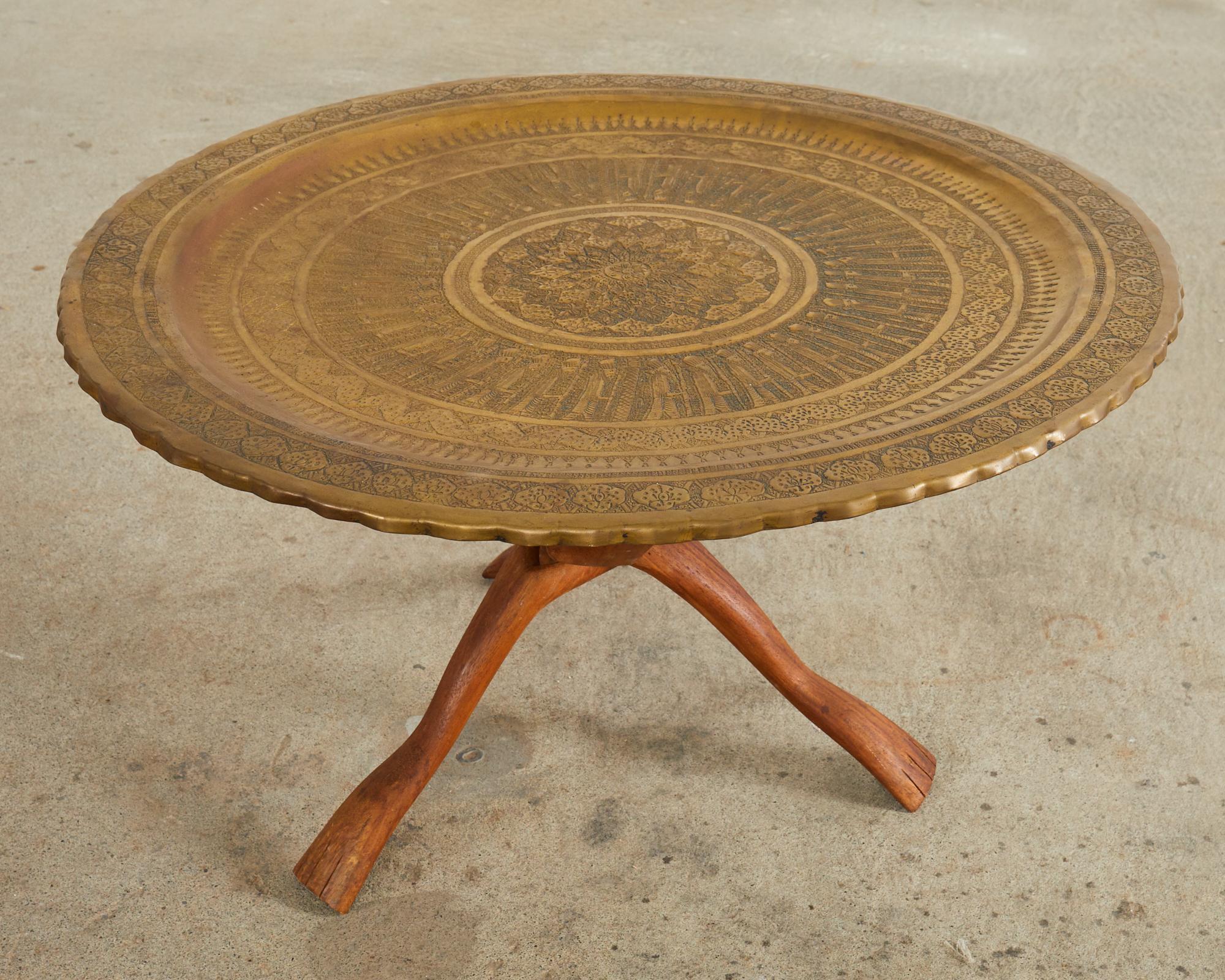 20ième siècle Table à plateau mauresque en laiton avec base pliante en bois de feuillus en vente