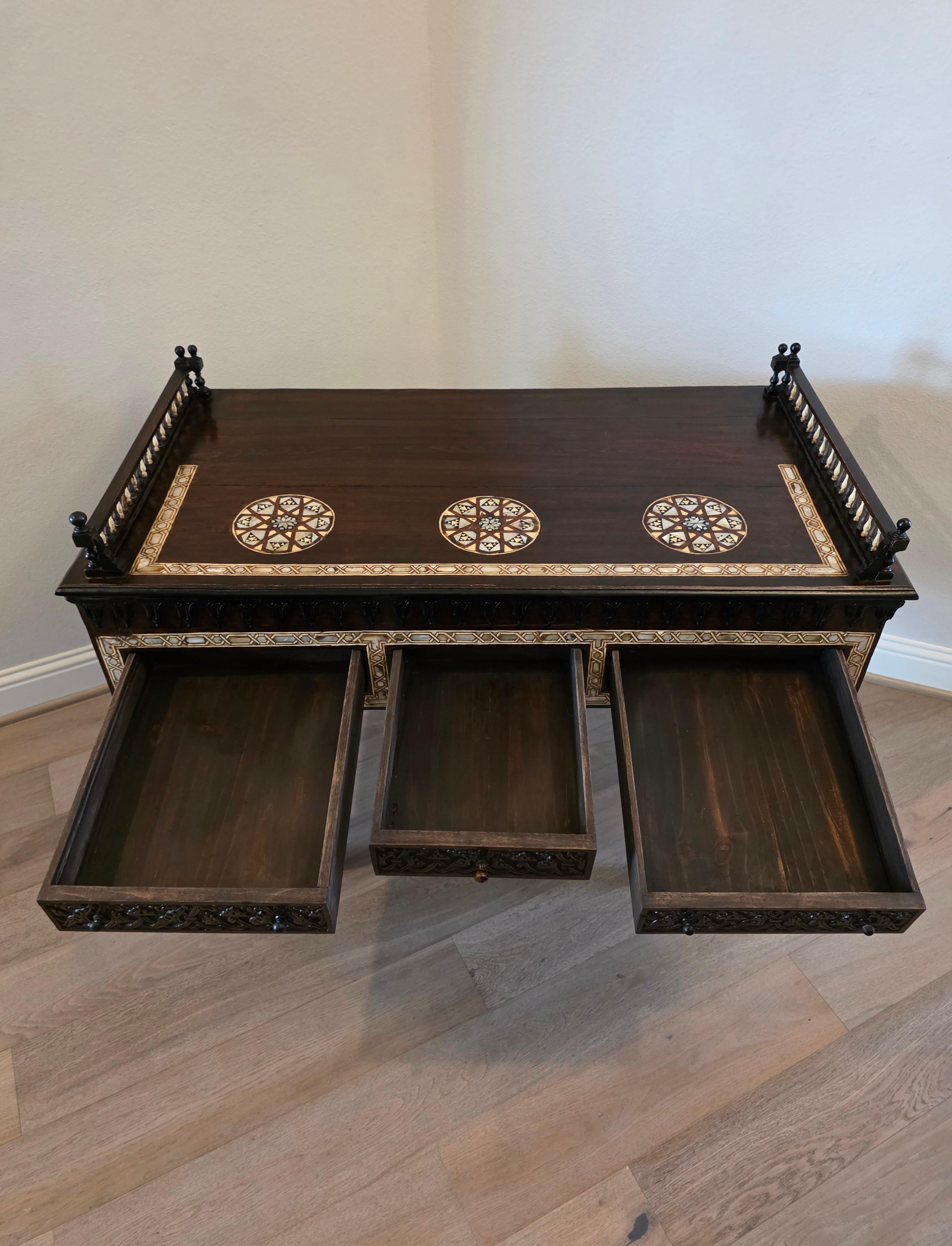 Table en bois sculpté, incrustée de nacre et ébonisée, de style Carlo Bugatti en vente 3