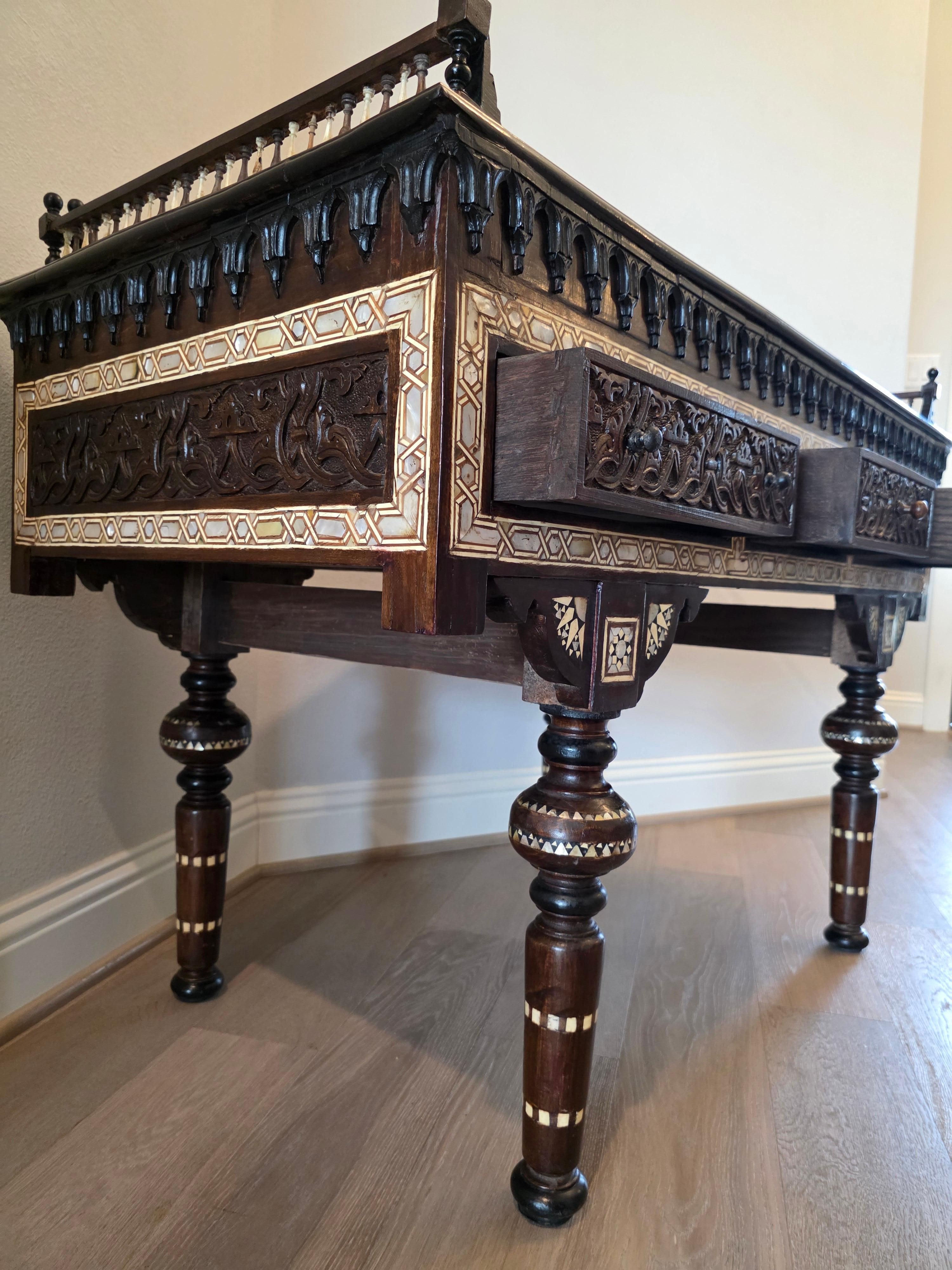 Table en bois sculpté, incrustée de nacre et ébonisée, de style Carlo Bugatti en vente 4