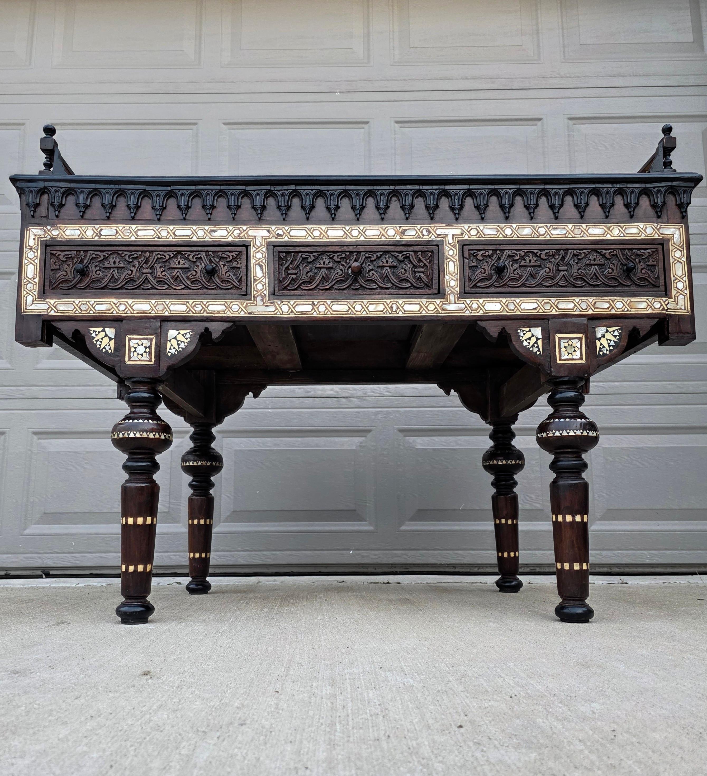 Table en bois sculpté, incrustée de nacre et ébonisée, de style Carlo Bugatti en vente 5