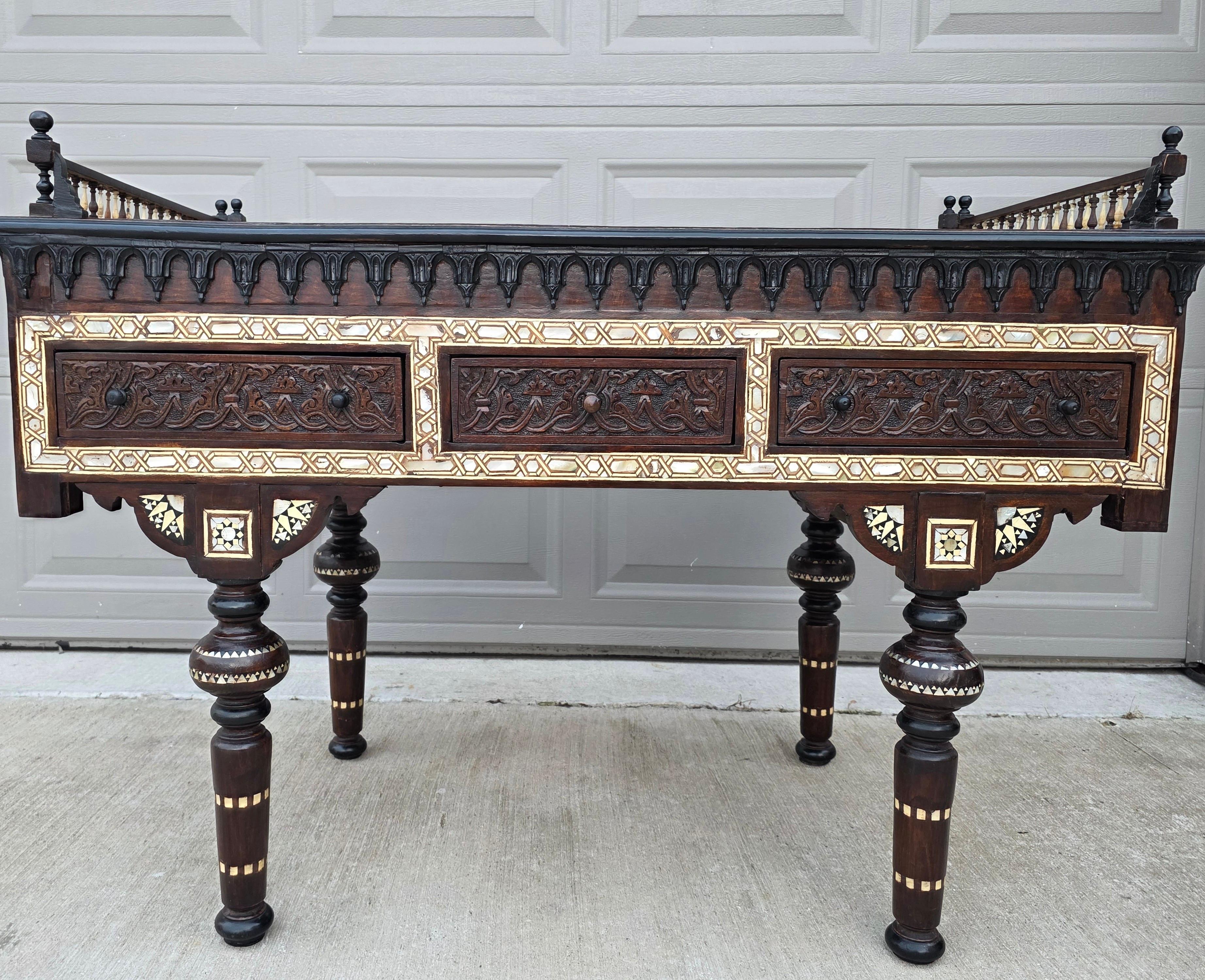 Table en bois sculpté, incrustée de nacre et ébonisée, de style Carlo Bugatti en vente 6