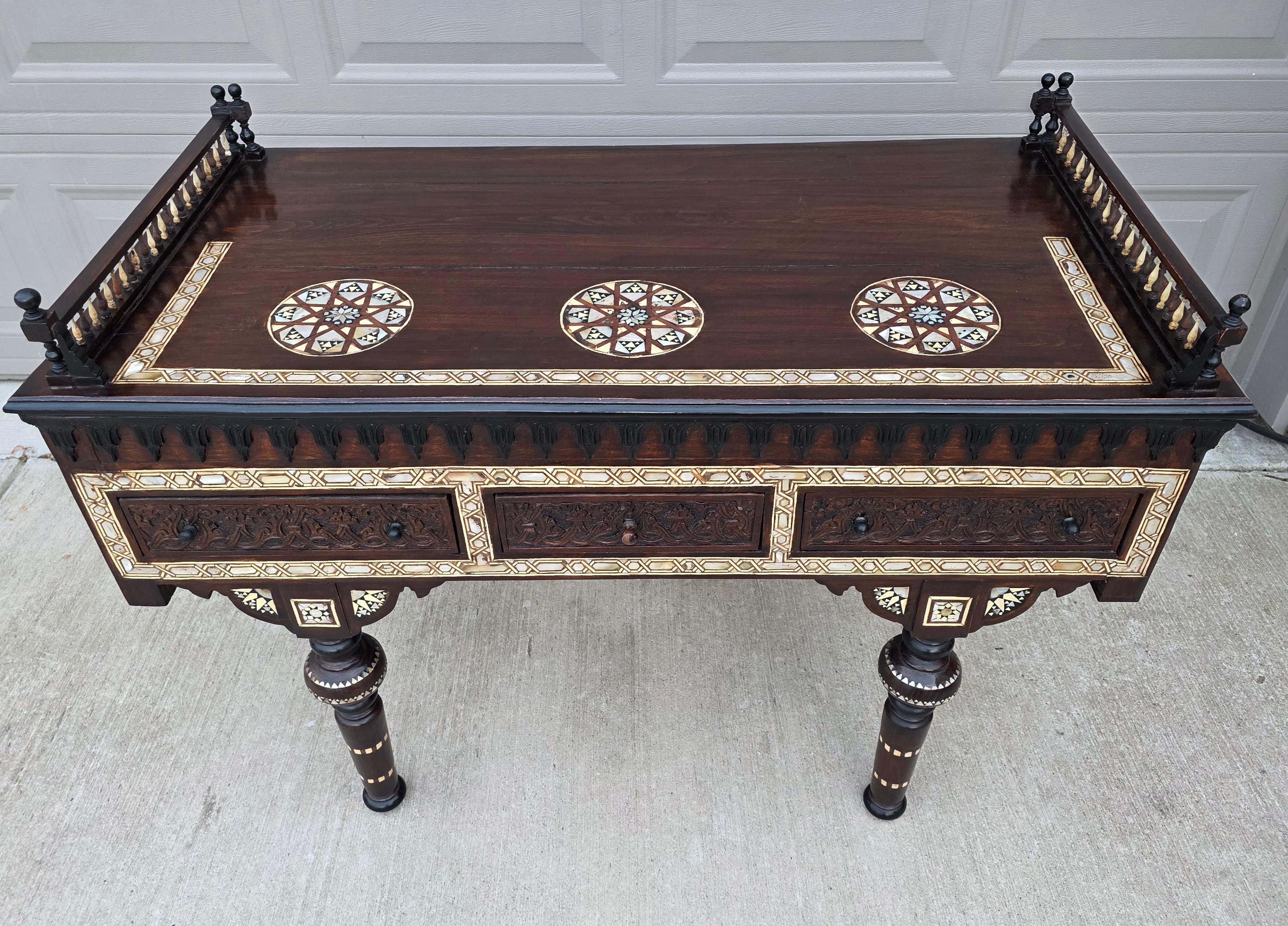 Table en bois sculpté, incrustée de nacre et ébonisée, de style Carlo Bugatti en vente 7