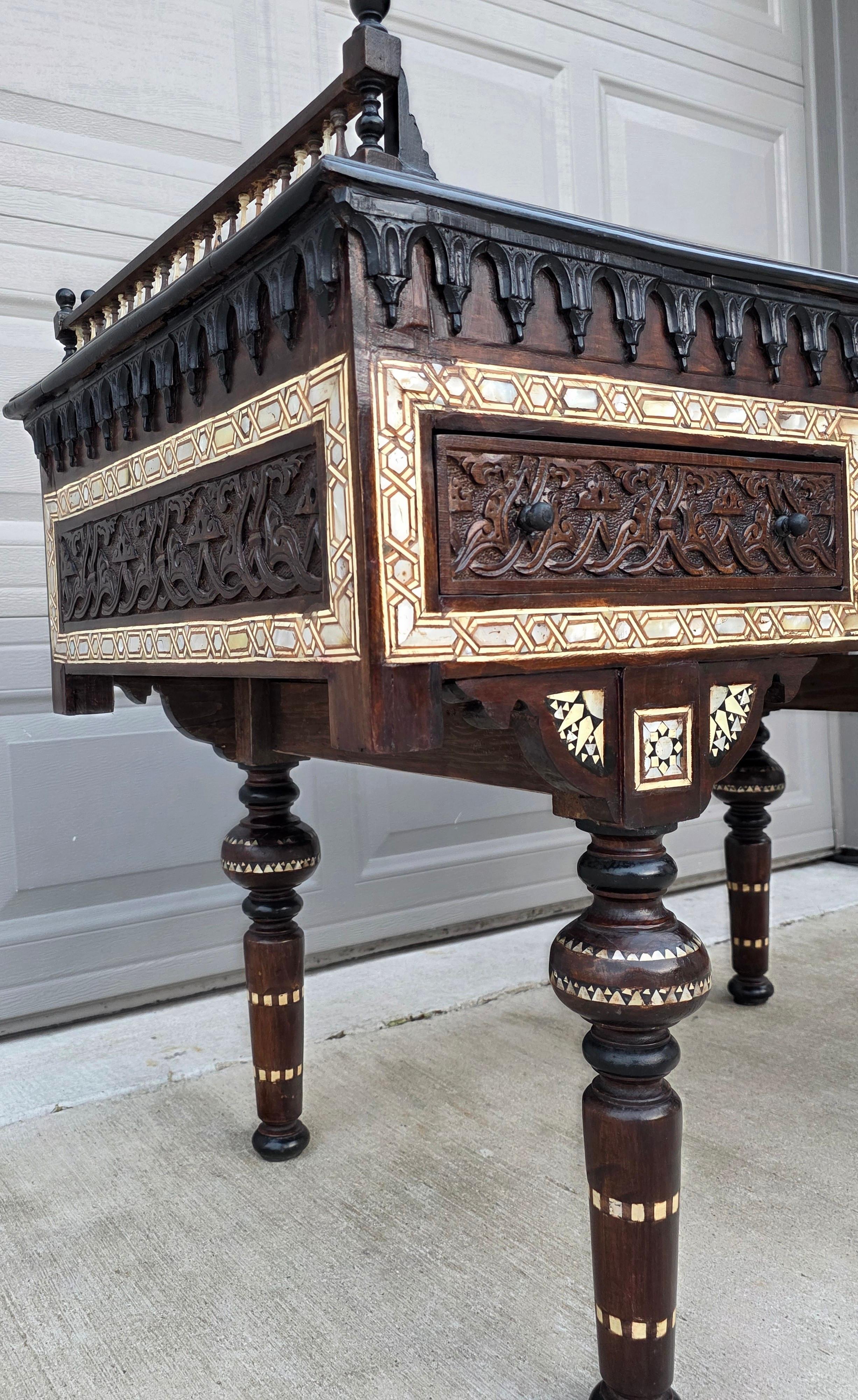 Table en bois sculpté, incrustée de nacre et ébonisée, de style Carlo Bugatti en vente 8