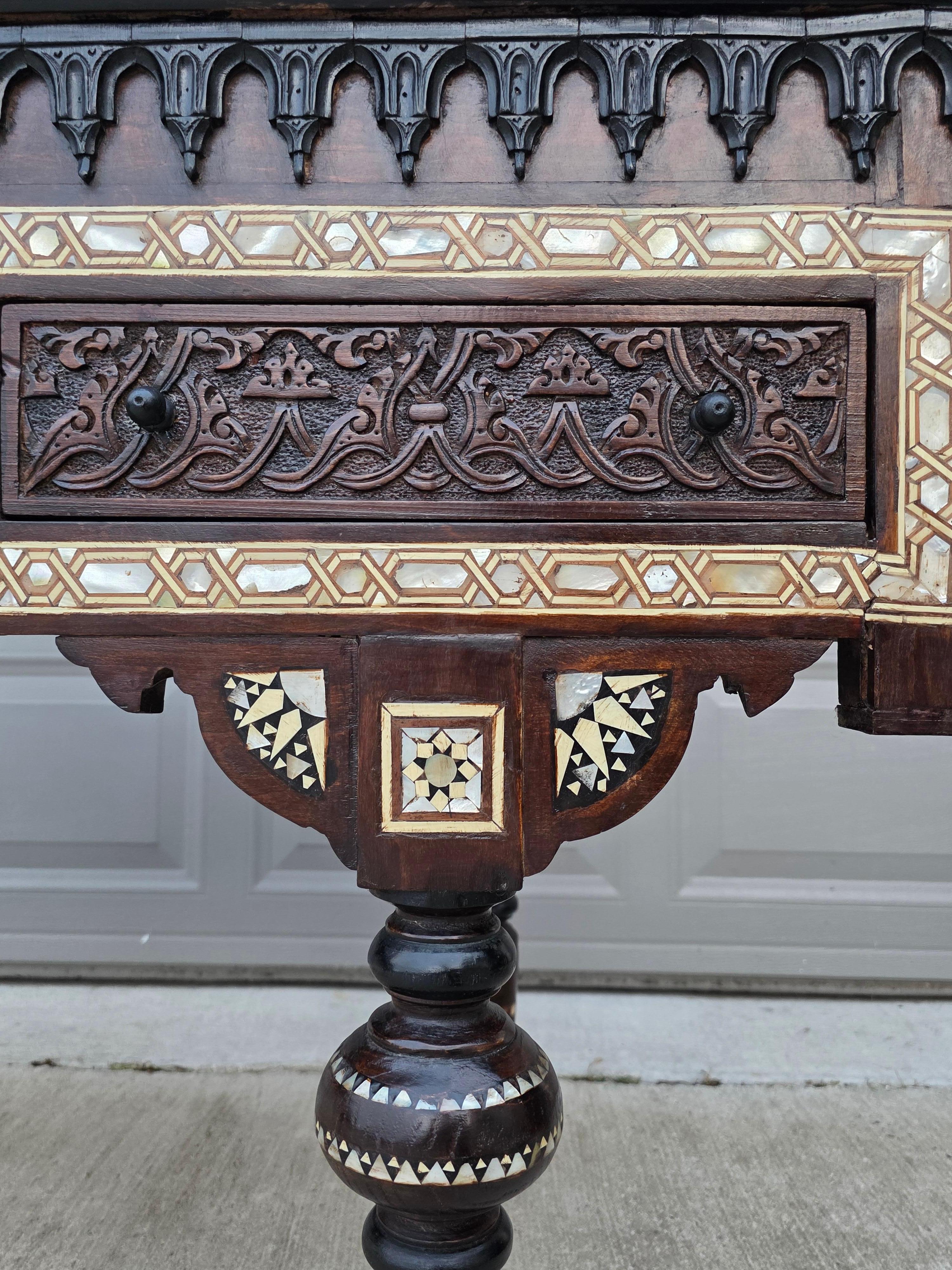 Table en bois sculpté, incrustée de nacre et ébonisée, de style Carlo Bugatti en vente 9