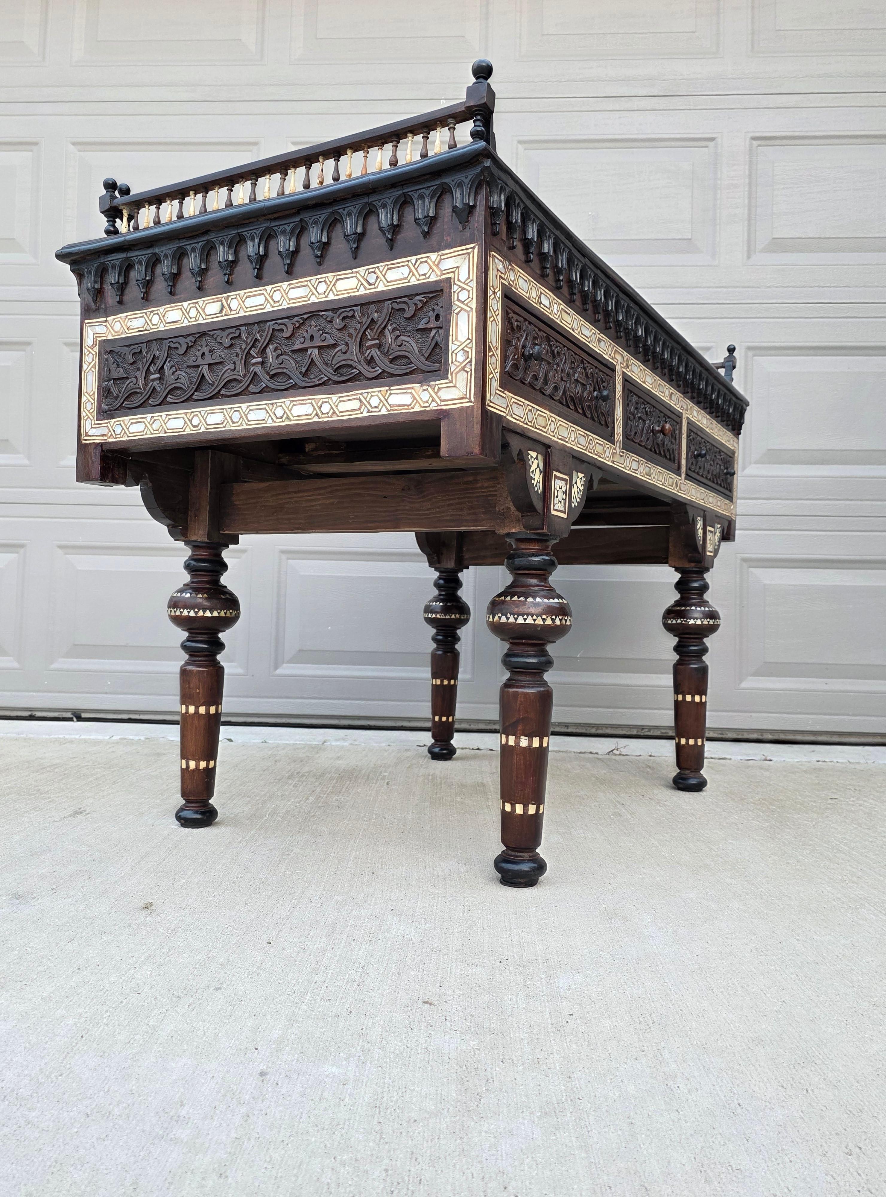 Table en bois sculpté, incrustée de nacre et ébonisée, de style Carlo Bugatti en vente 10