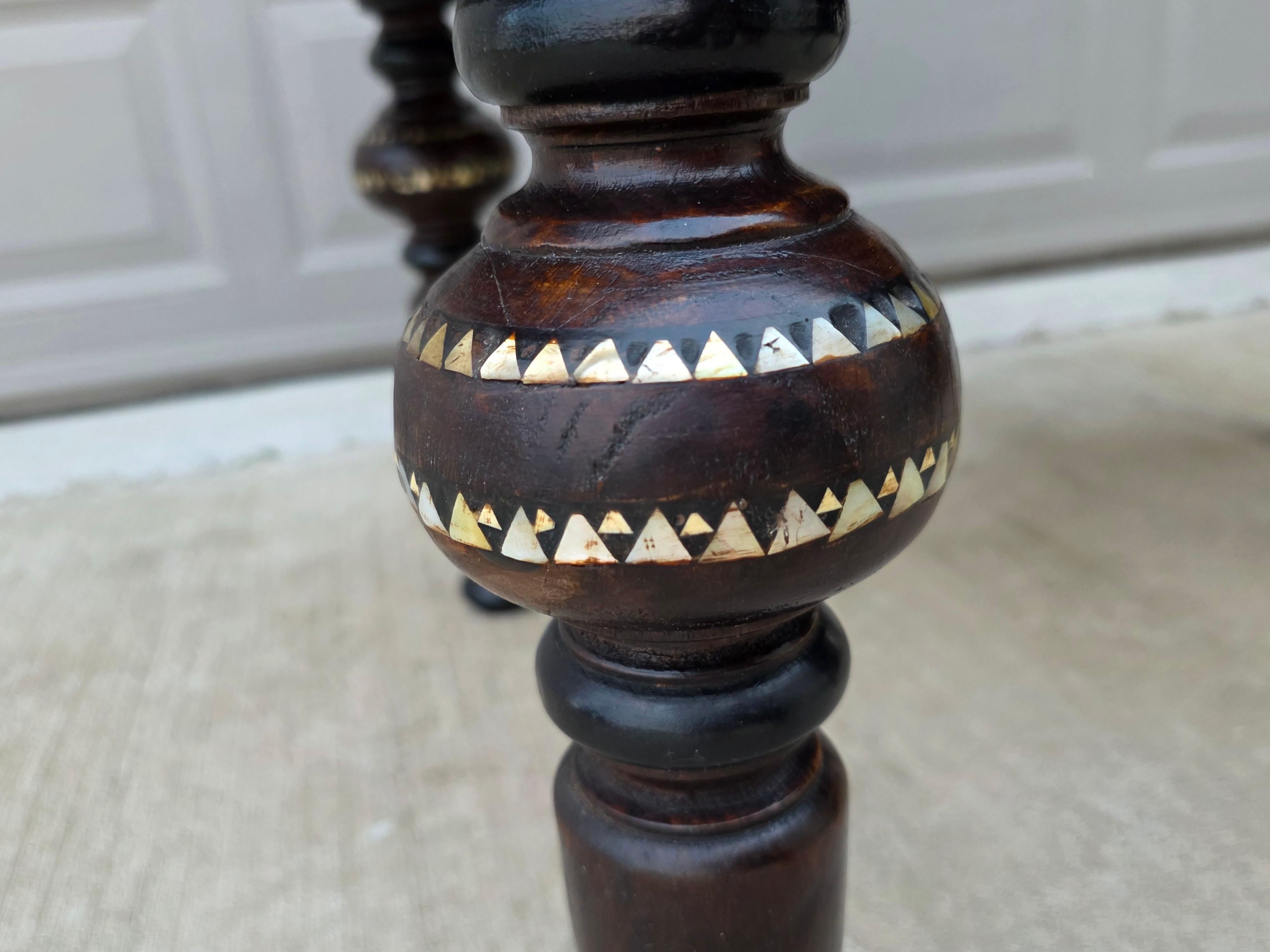 Table en bois sculpté, incrustée de nacre et ébonisée, de style Carlo Bugatti en vente 11