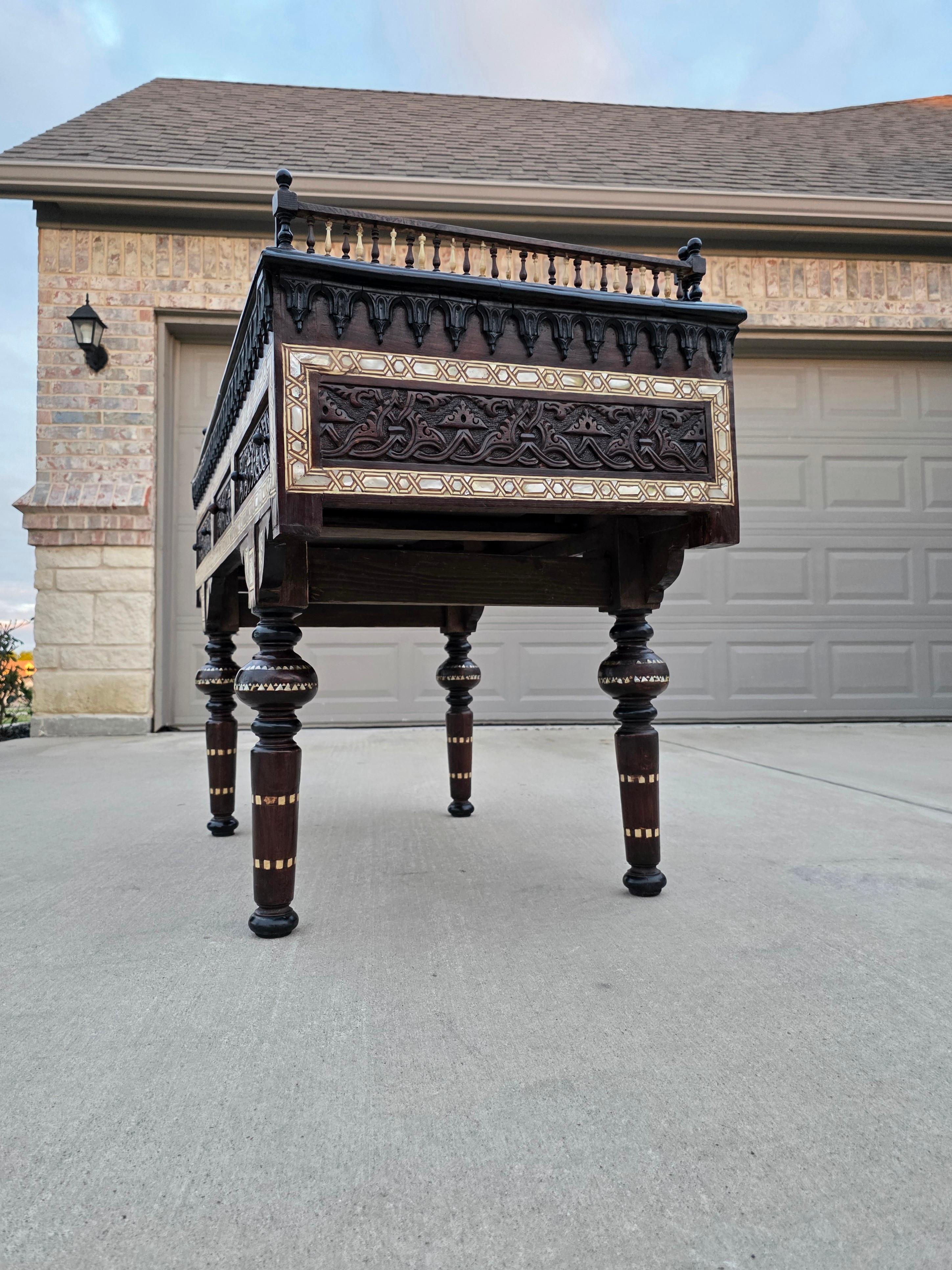 Table en bois sculpté, incrustée de nacre et ébonisée, de style Carlo Bugatti en vente 12