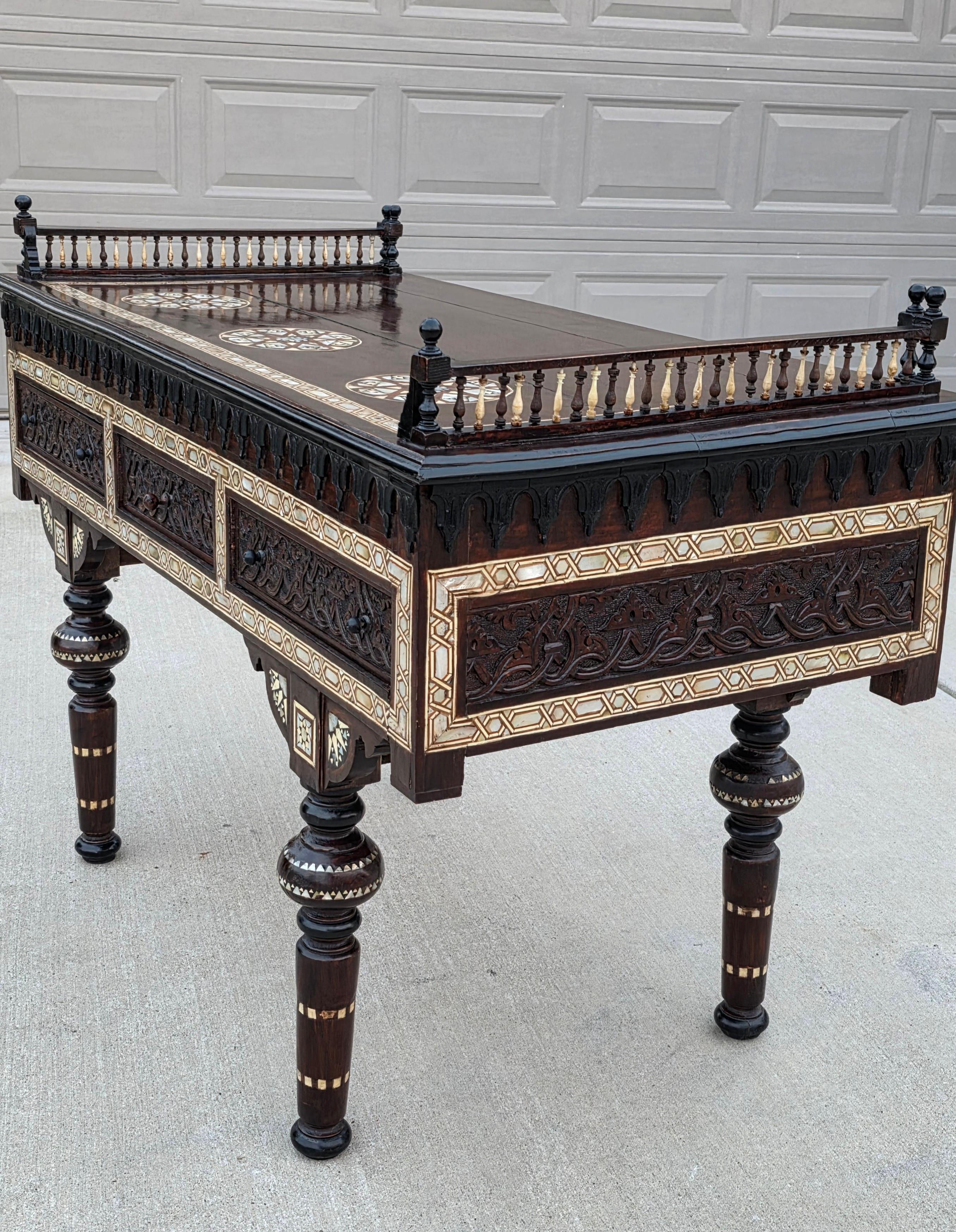 Table en bois sculpté, incrustée de nacre et ébonisée, de style Carlo Bugatti en vente 13