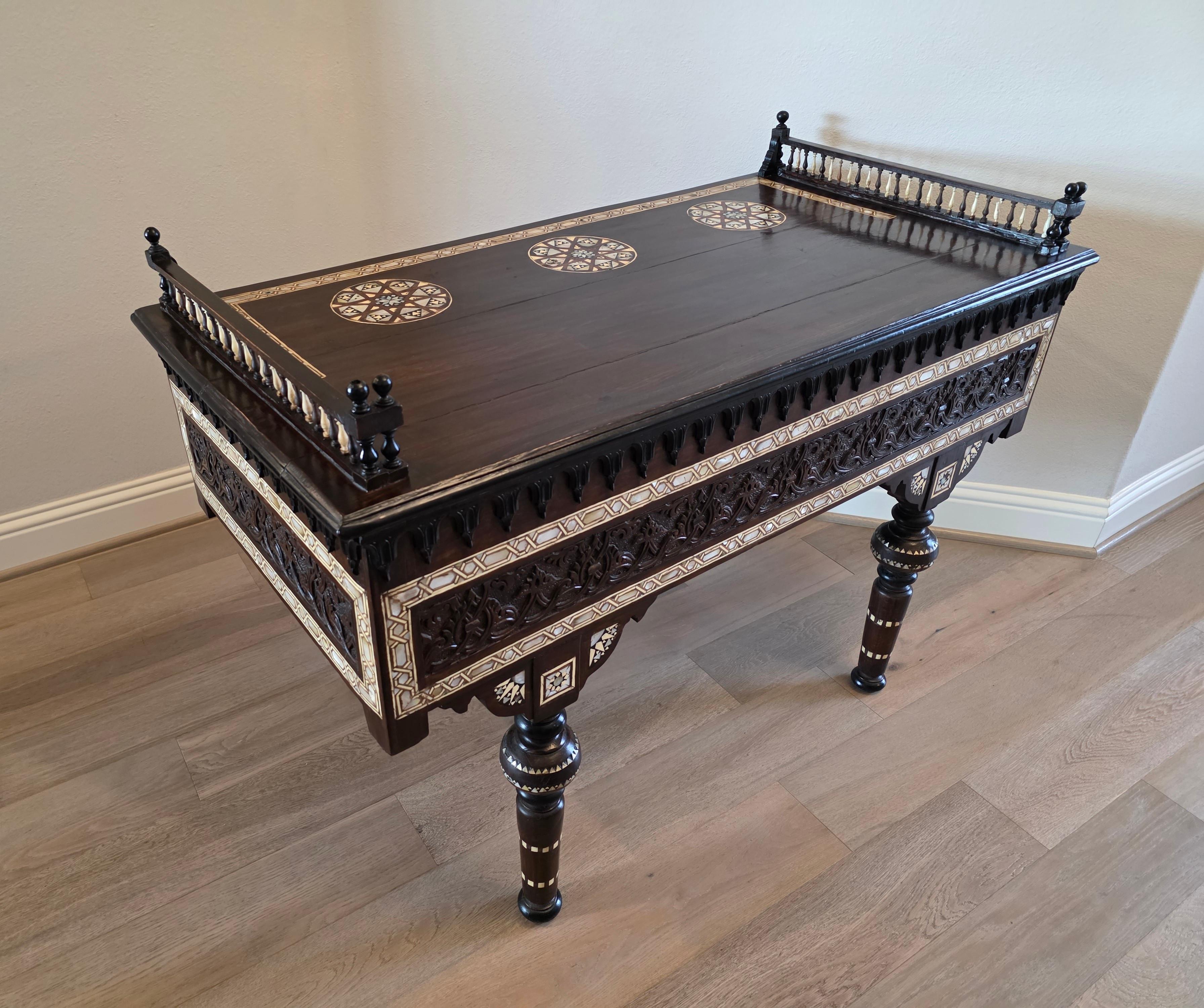 Mauresque Table en bois sculpté, incrustée de nacre et ébonisée, de style Carlo Bugatti en vente